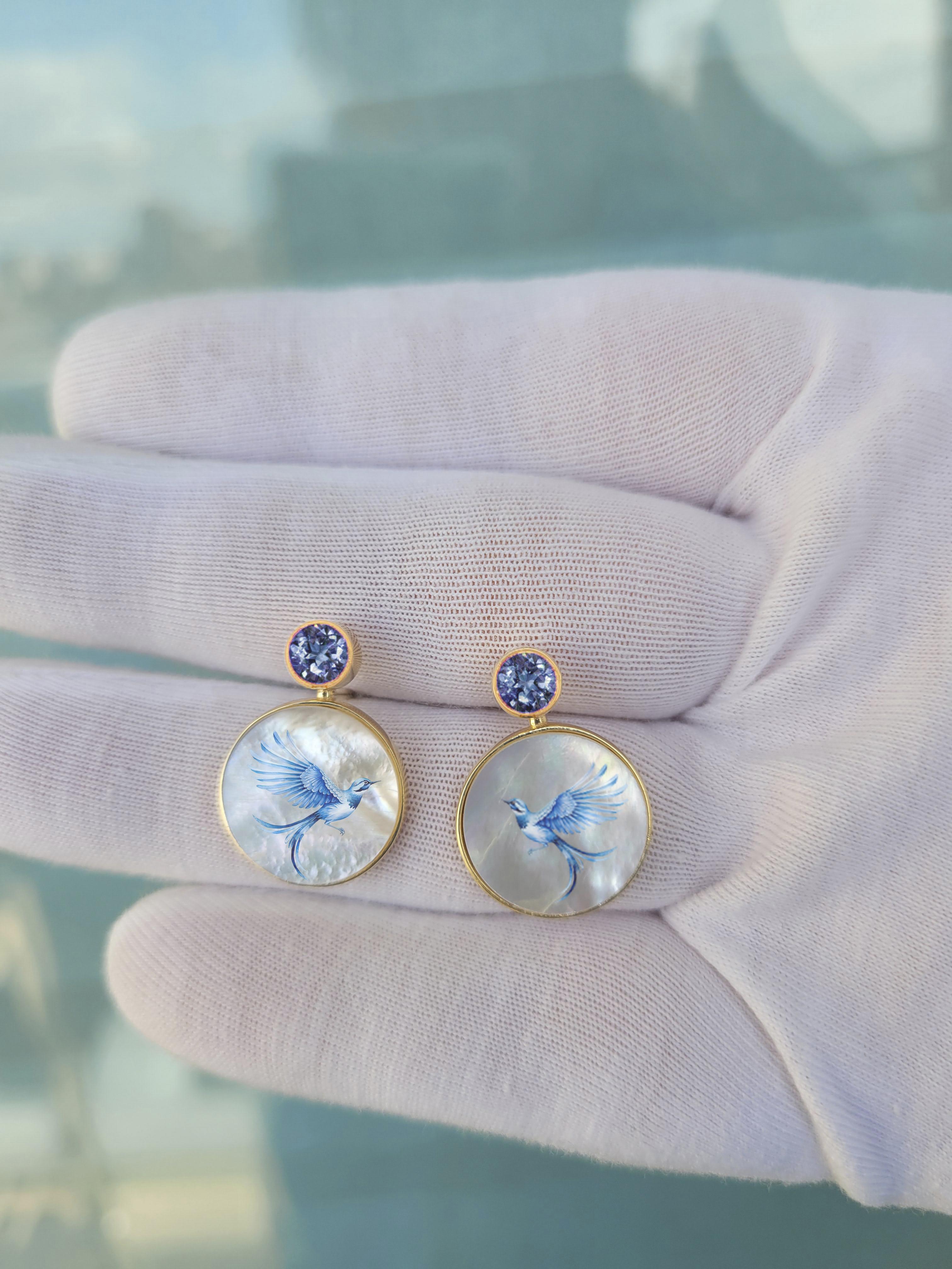 Mother Of Pearl Shell Stud Earrings with topaz and blue bird painting. In condizioni Nuovo in vendita a Istanbul, TR