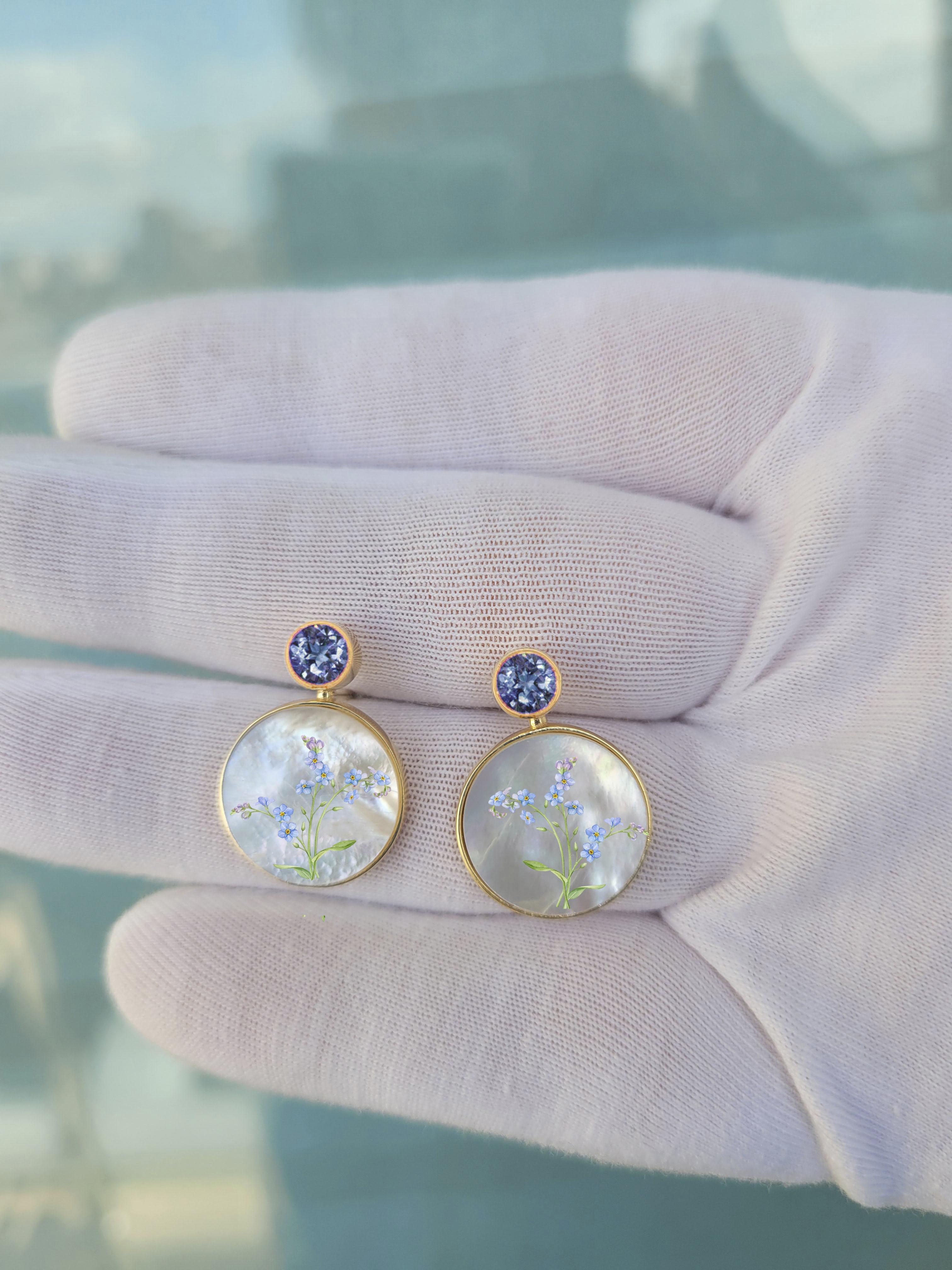 Mother Of Pearl Shell Stud Earrings with topaz and forget-me-nots painting. In condizioni Nuovo in vendita a Istanbul, TR