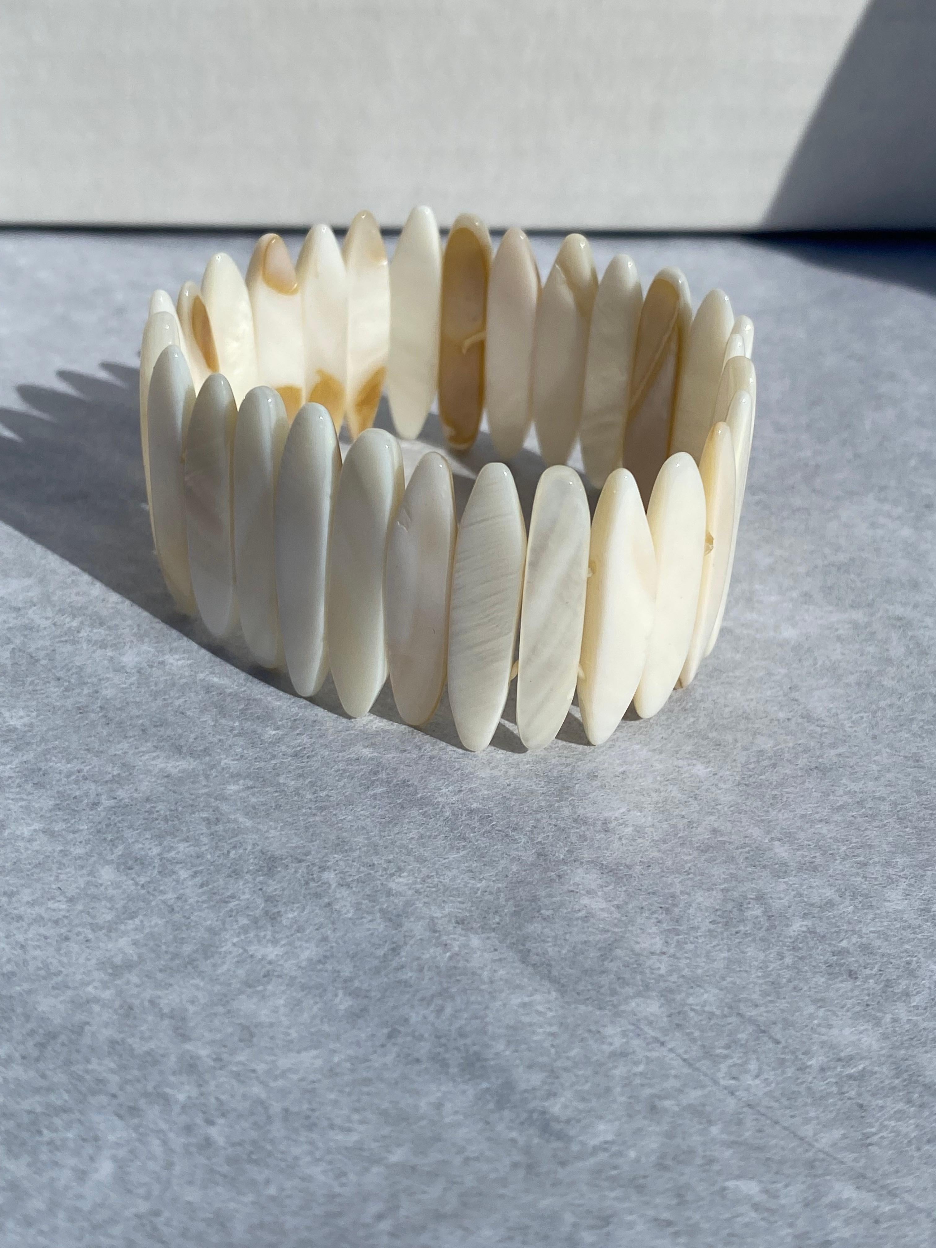 Schimmerndes ausziehbares Perlmutt-Armband (Anglo-indisch)