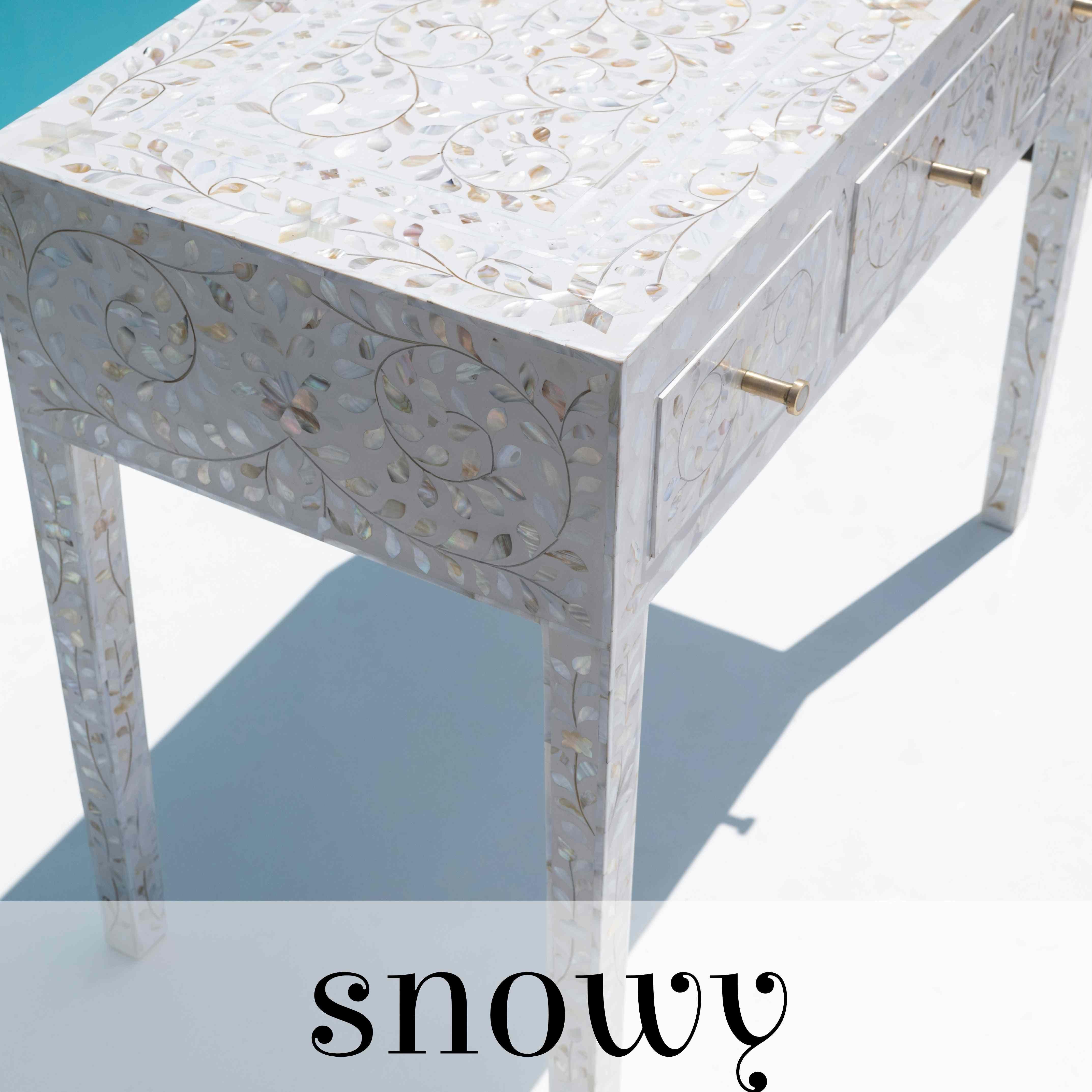 Rehaussez votre entrée avec cette exquise table console faite à la main et ornée d'une incrustation complexe de nacre. Fabriquée avec précision et soin, cette pièce dégage une élégance intemporelle qui captivera vos invités. L'éclat naturel de la