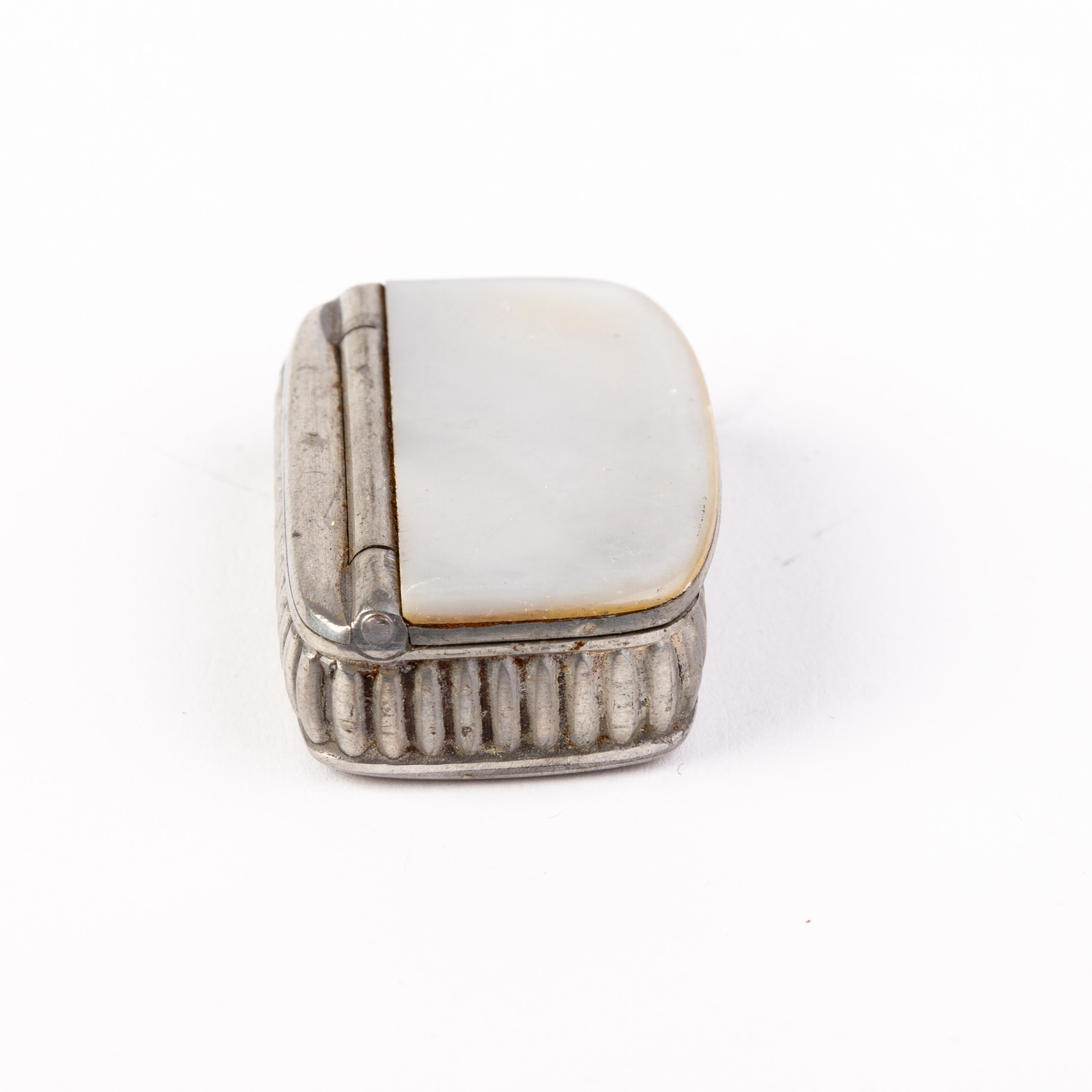 In good condition
From a private collection
Free international shipping
Mother of Pearl Snuffbox Vesta Case