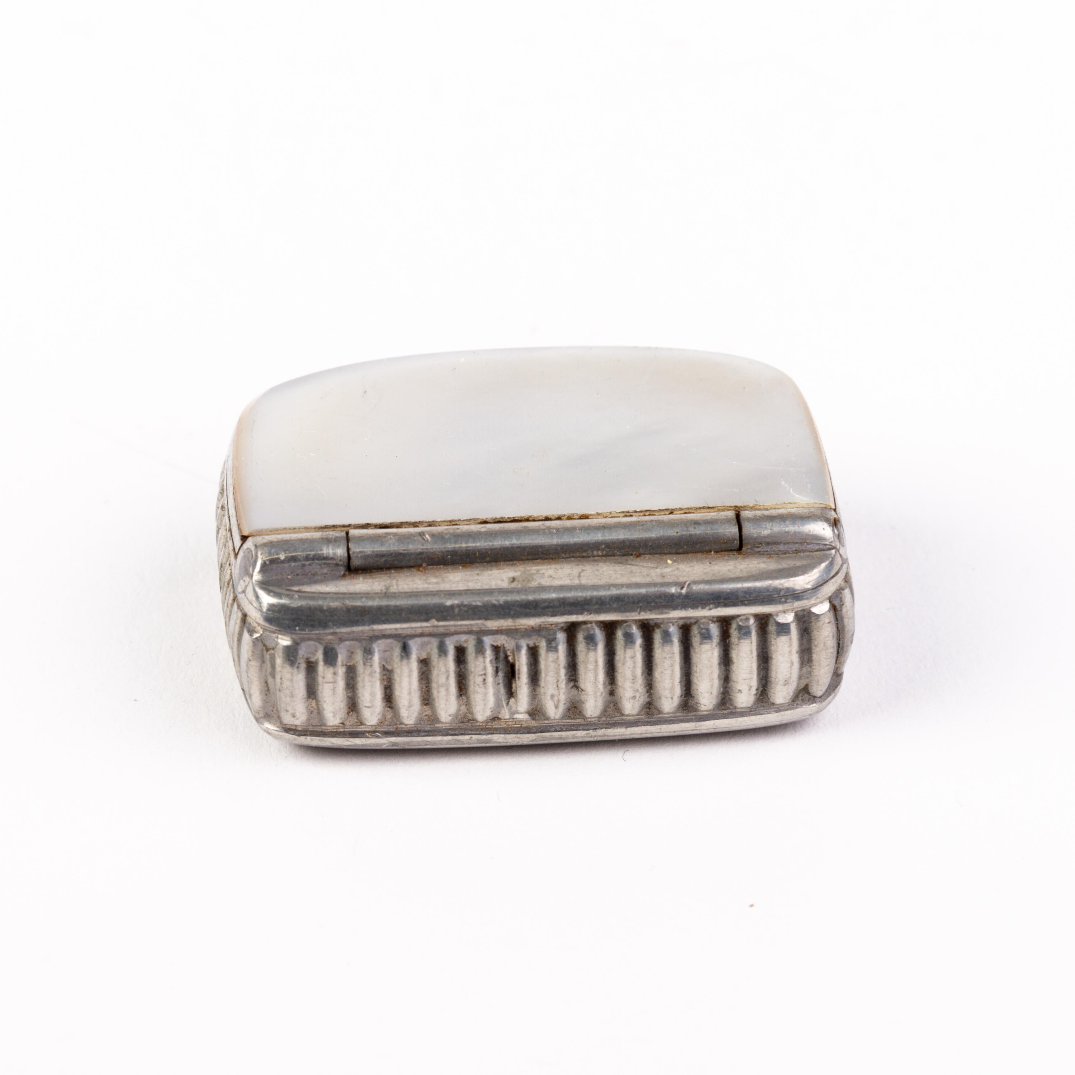 Mother of Pearl Snuffbox Vesta Case In Good Condition For Sale In Nottingham, GB