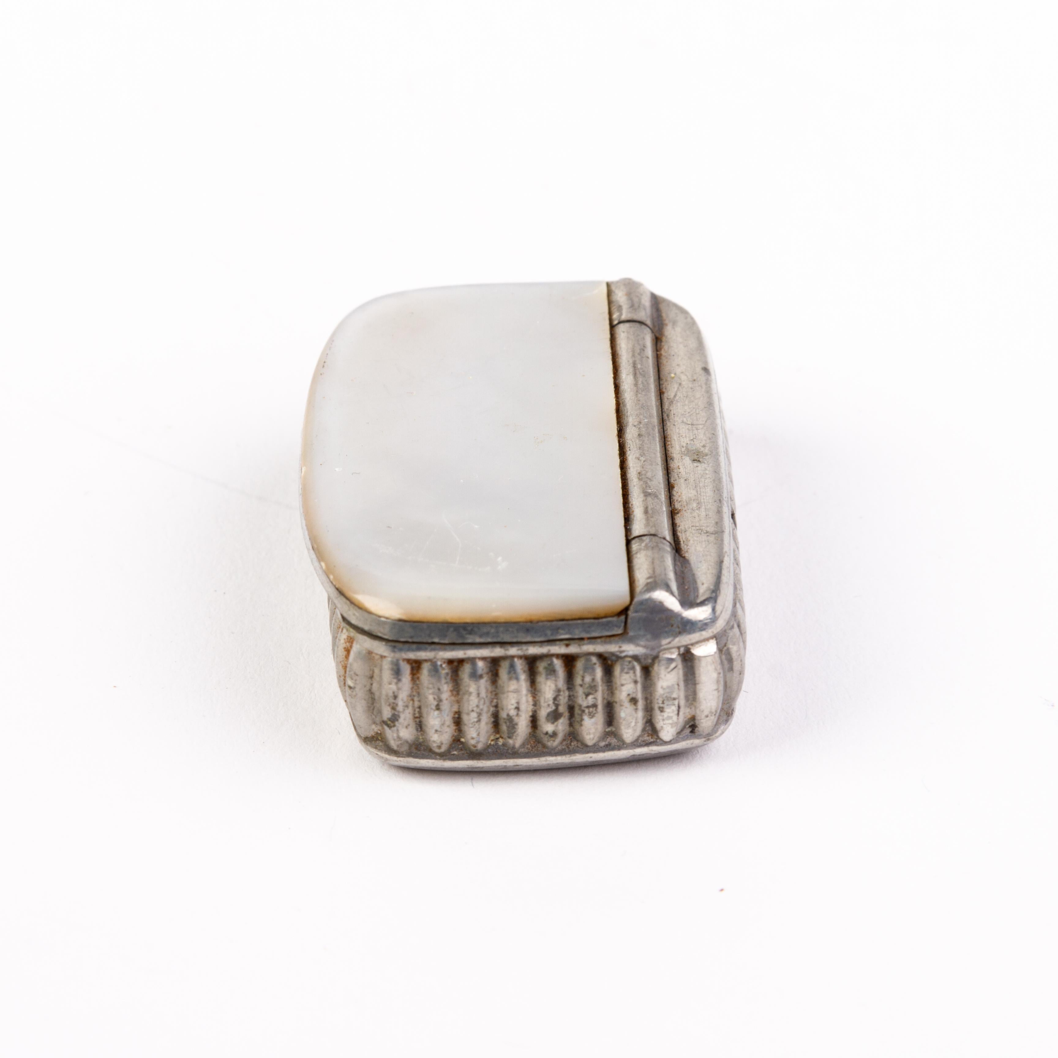 20th Century Mother of Pearl Snuffbox Vesta Case For Sale