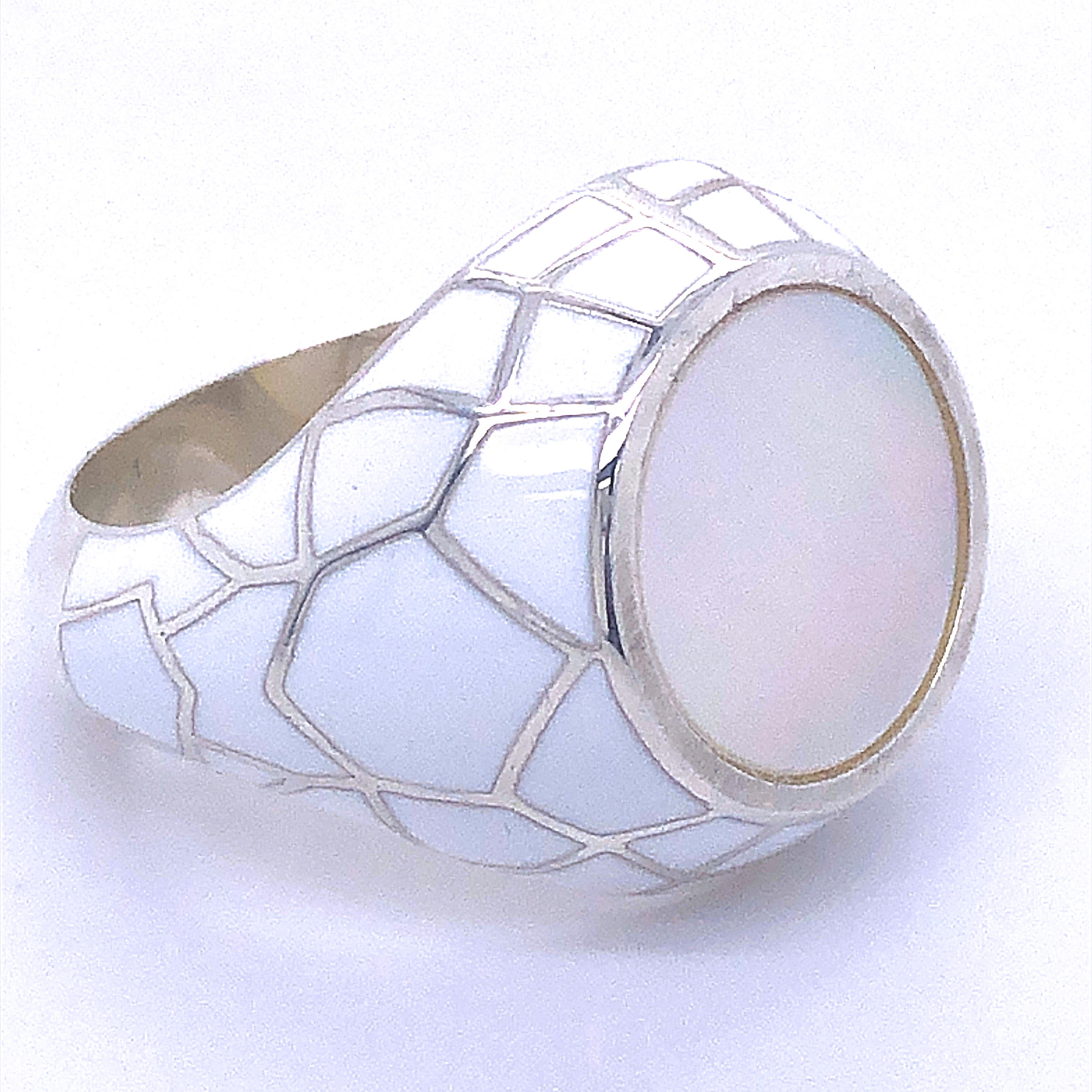 Contemporain Berca, bague cocktail en argent sterling émaillé blanc avec disque Spiderweb blanc en vente