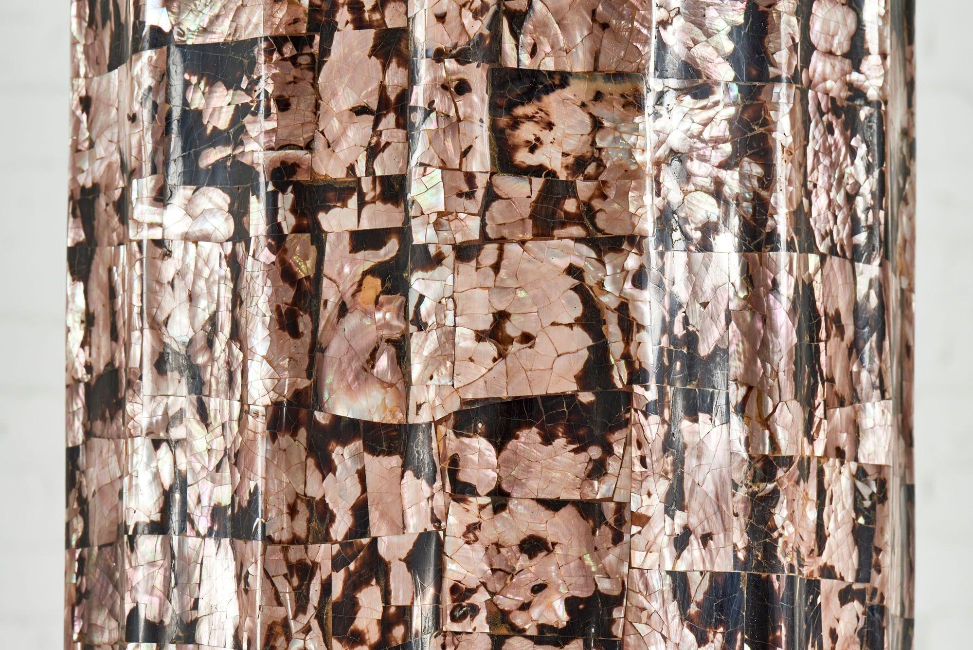 Monumentale kontinentale geriffelte Perlmuttsäulen mit Mosaik, 1970 im Zustand „Gut“ im Angebot in Chicago, IL