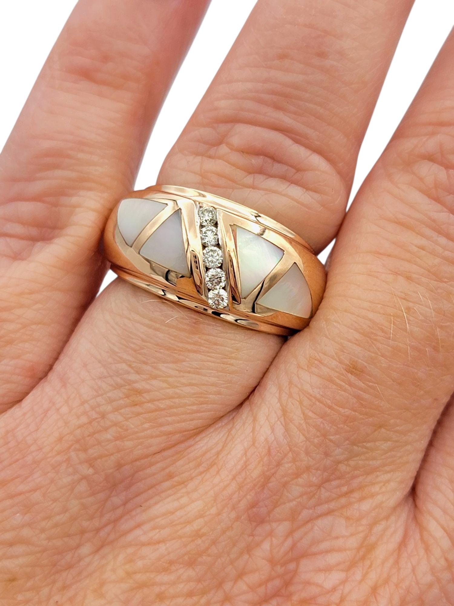 Mother of Pearl Triangular Inlay Band Ring with Diamonds in 14 Karat Rose Gold en venta 2