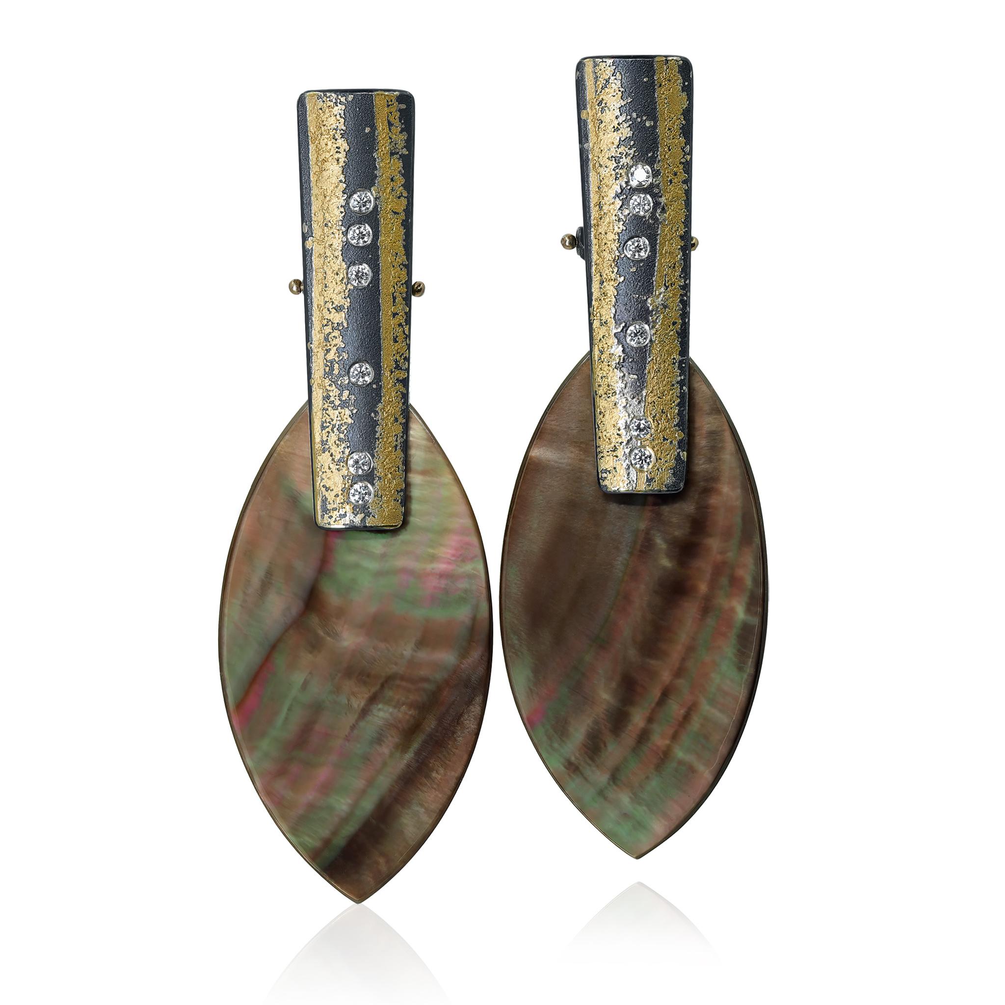 Taglio brillante Orecchini in argento ossidato con diamanti bianchi e madreperla, Atelier Zobel 2025 in vendita