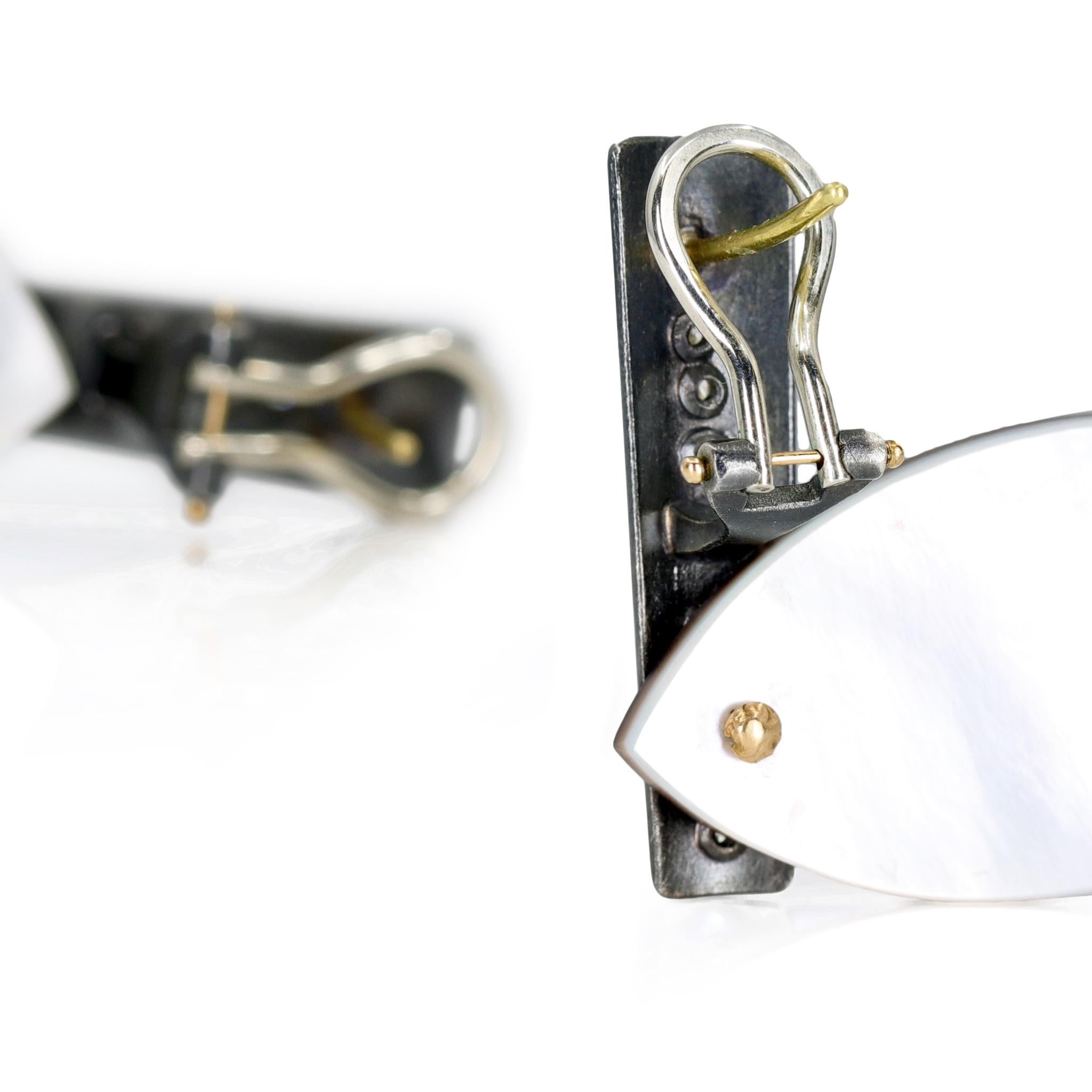 Donna Orecchini in argento ossidato con diamanti bianchi e madreperla, Atelier Zobel 2025 in vendita