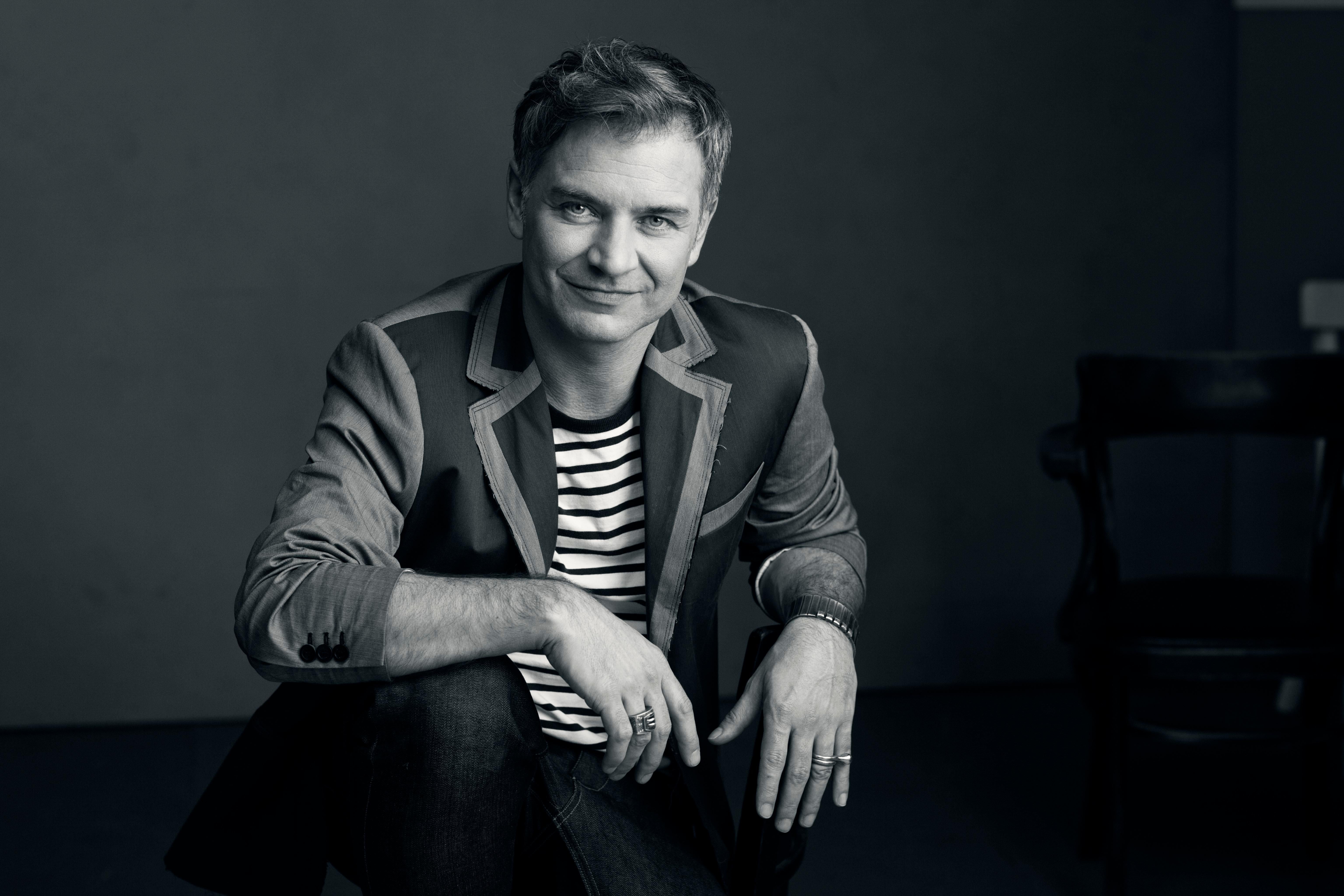 Orecchini in argento ossidato con diamanti bianchi e madreperla, Atelier Zobel 2025 in vendita 2