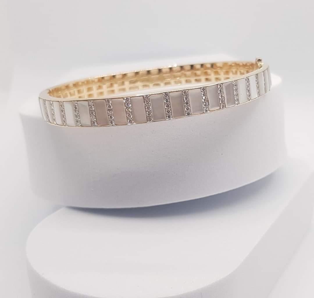 Mother of Pearl with Diamond 0.58 carat Bangle set in 18K Gold Settings

Width:  0.6 cm
Diameter:  5.5 cm


The TWIST Reflection is inspired by several abstract artist and heavily by Hilma Af Klint's works. The creative forces behind Kavant &
