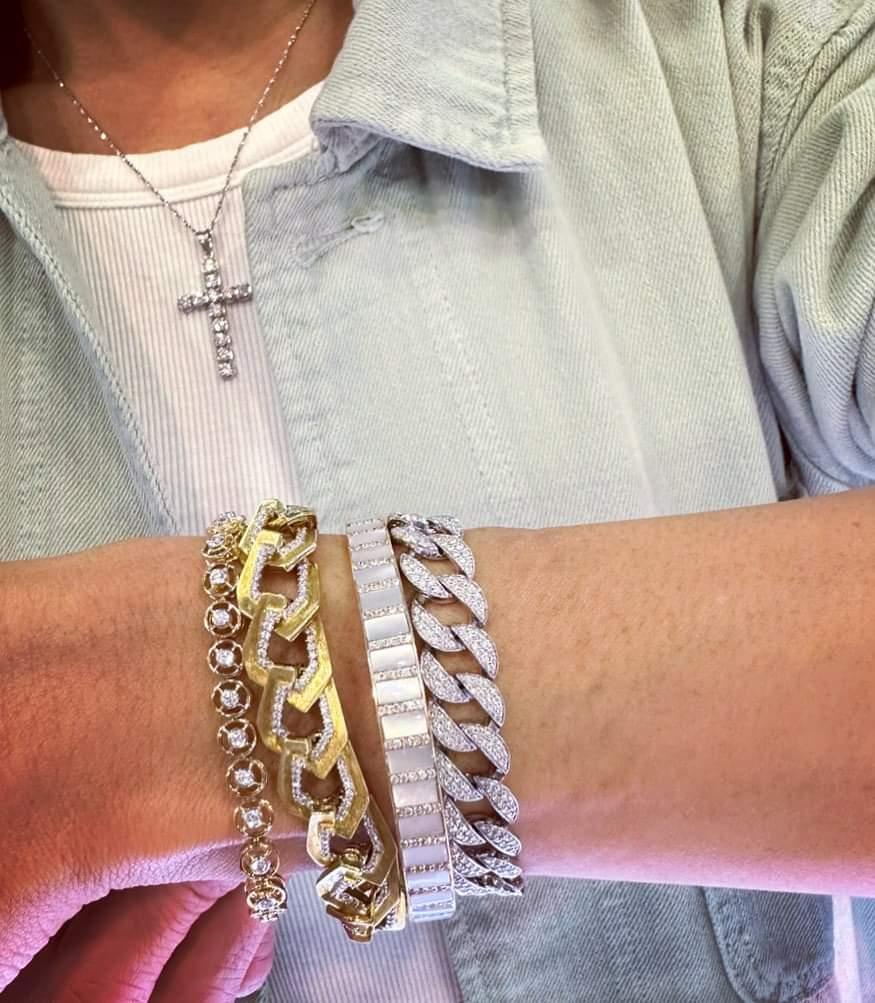 Mother of Pearl with Diamond Bangle set in 18K Gold Settings In New Condition For Sale In Bangkok, 10