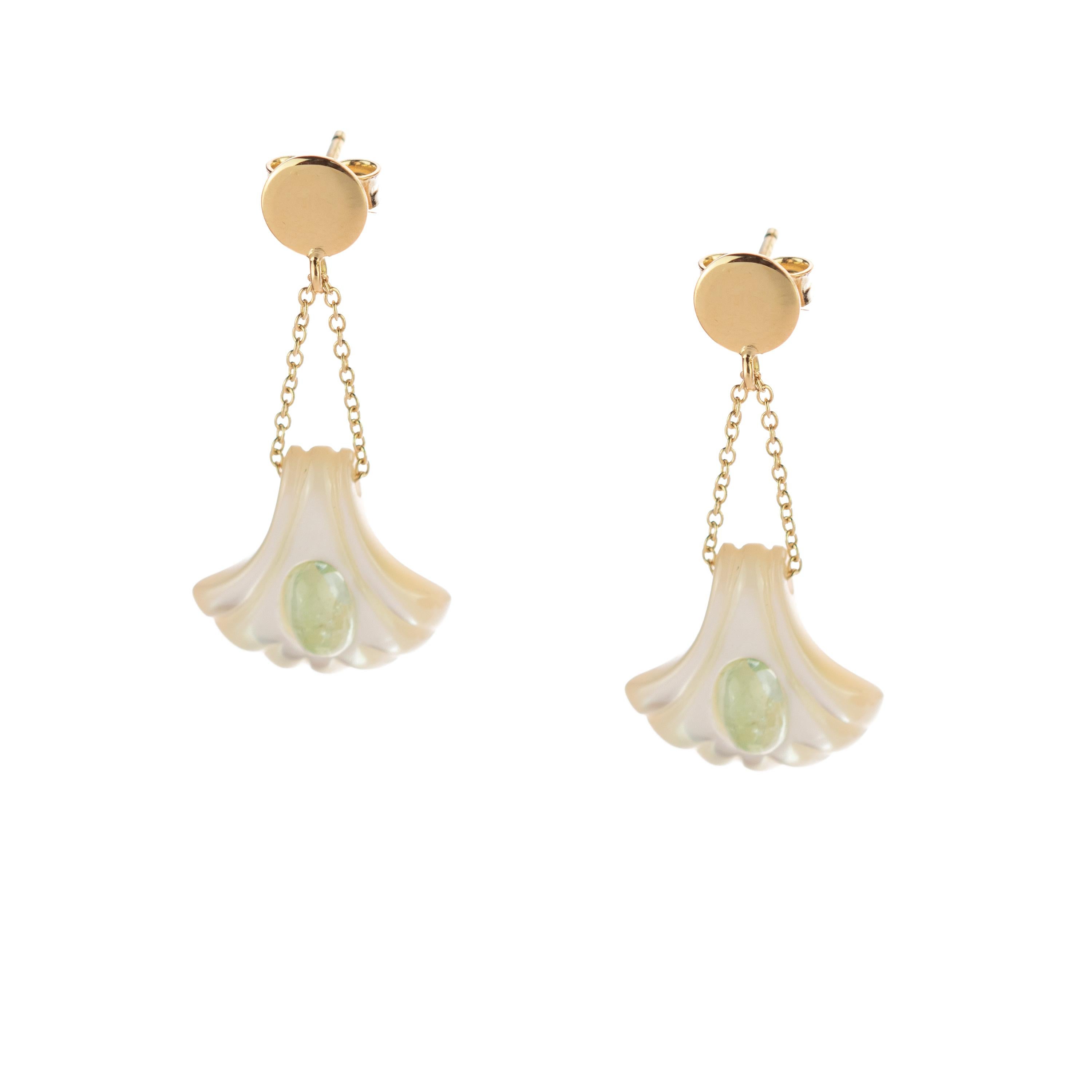 Cocktail-Ohrringe aus 18 Karat Gold mit Perlmutt und geschnitztem Muschelblauem Turmalin (Arts and Crafts) im Angebot