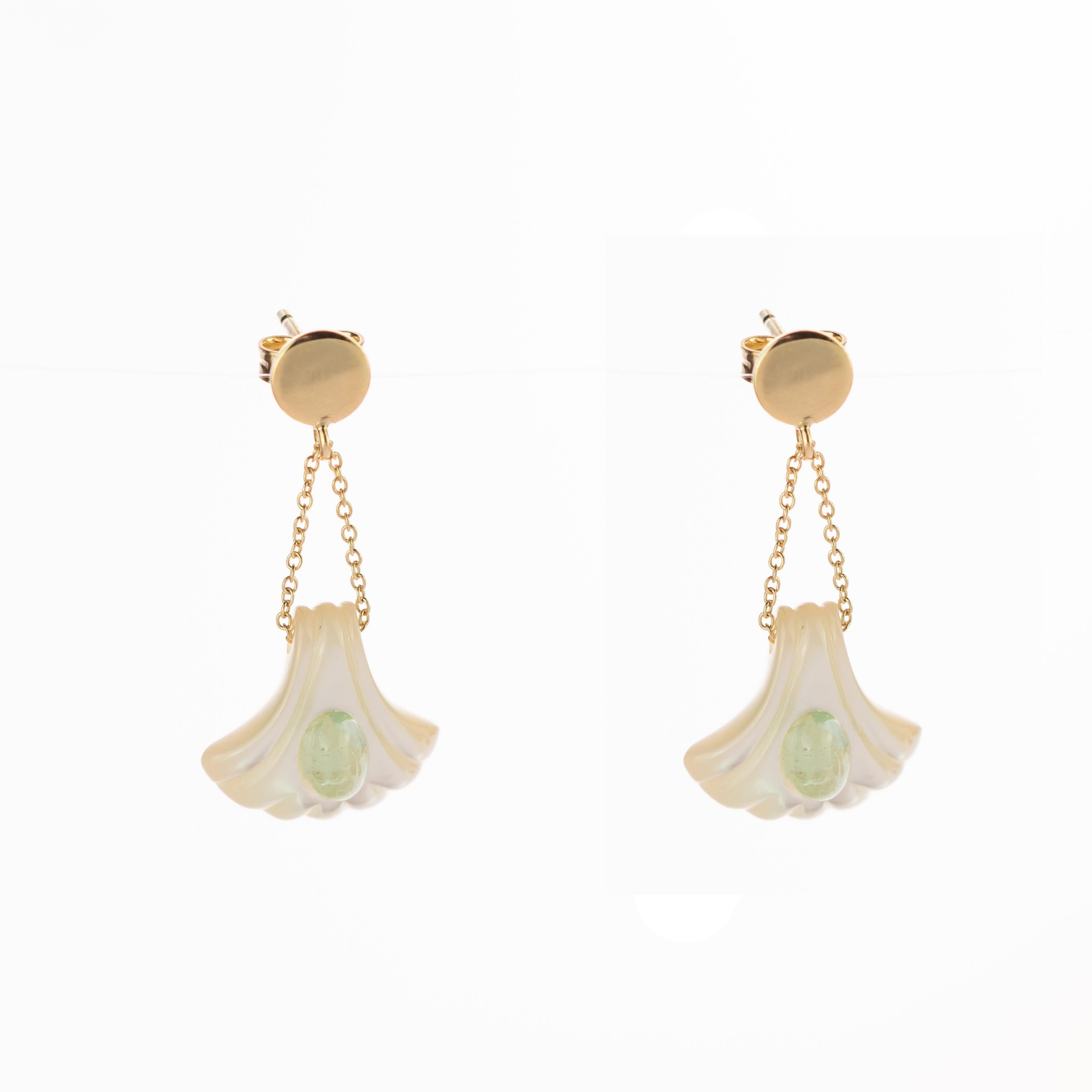 Cocktail-Ohrringe aus 18 Karat Gold mit Perlmutt und geschnitztem Muschelblauem Turmalin (Gemischter Schliff) im Angebot