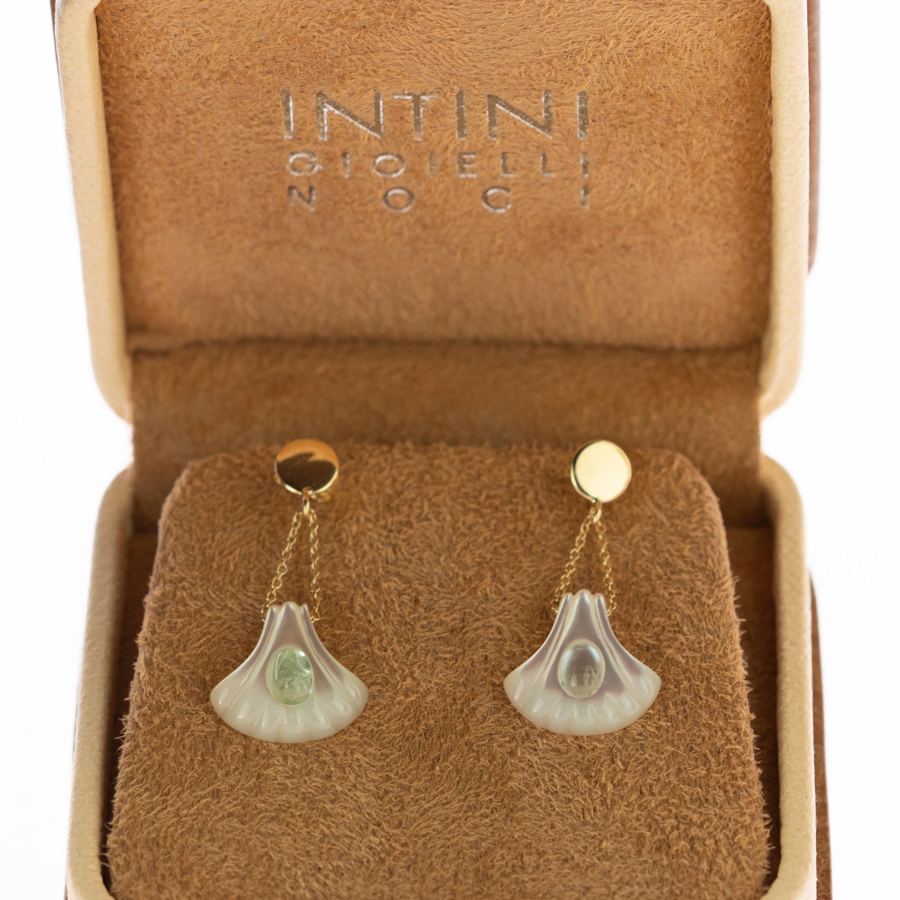 Cocktail-Ohrringe aus 18 Karat Gold mit Perlmutt und geschnitztem Muschelblauem Turmalin Damen im Angebot