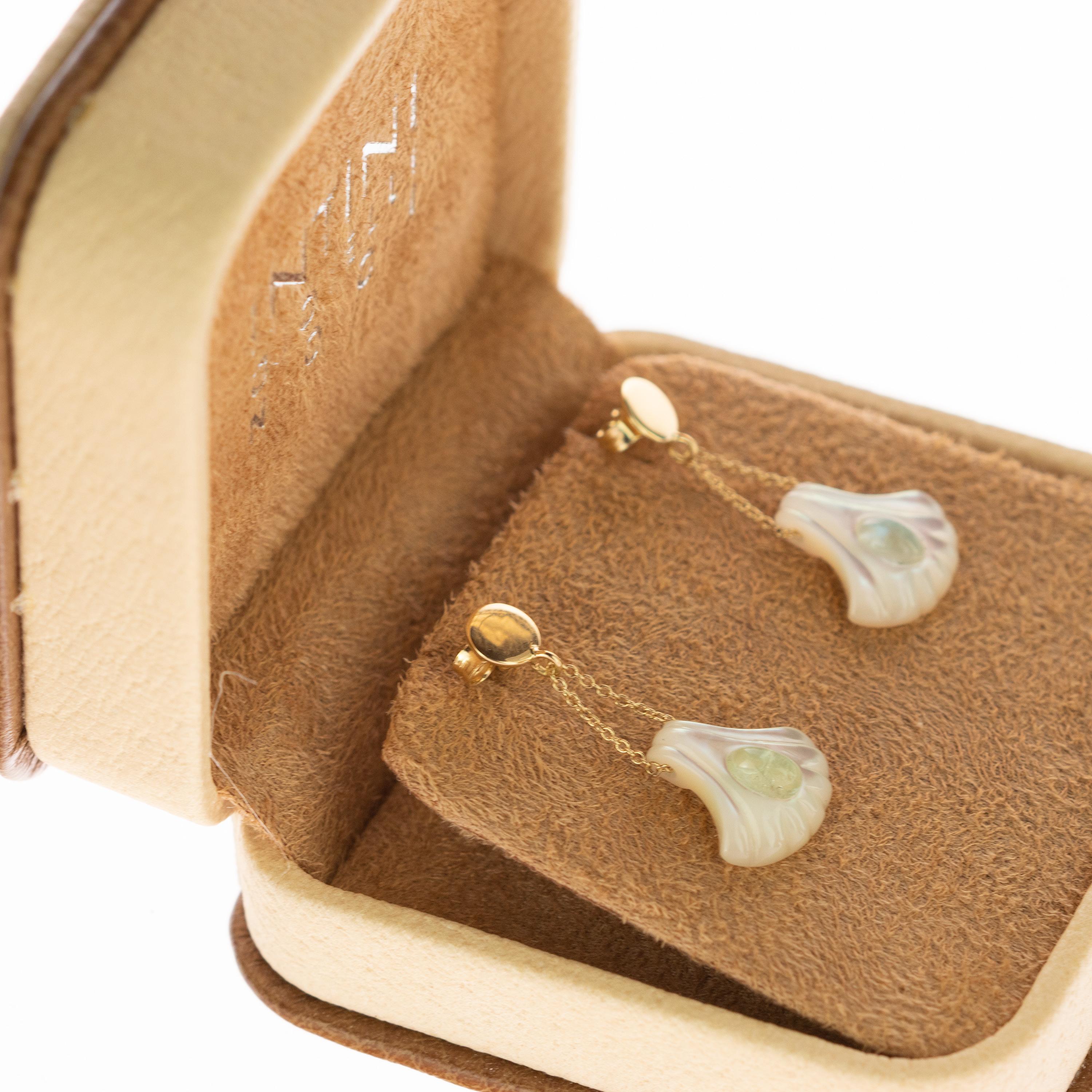 Cocktail-Ohrringe aus 18 Karat Gold mit Perlmutt und geschnitztem Muschelblauem Turmalin im Angebot 1