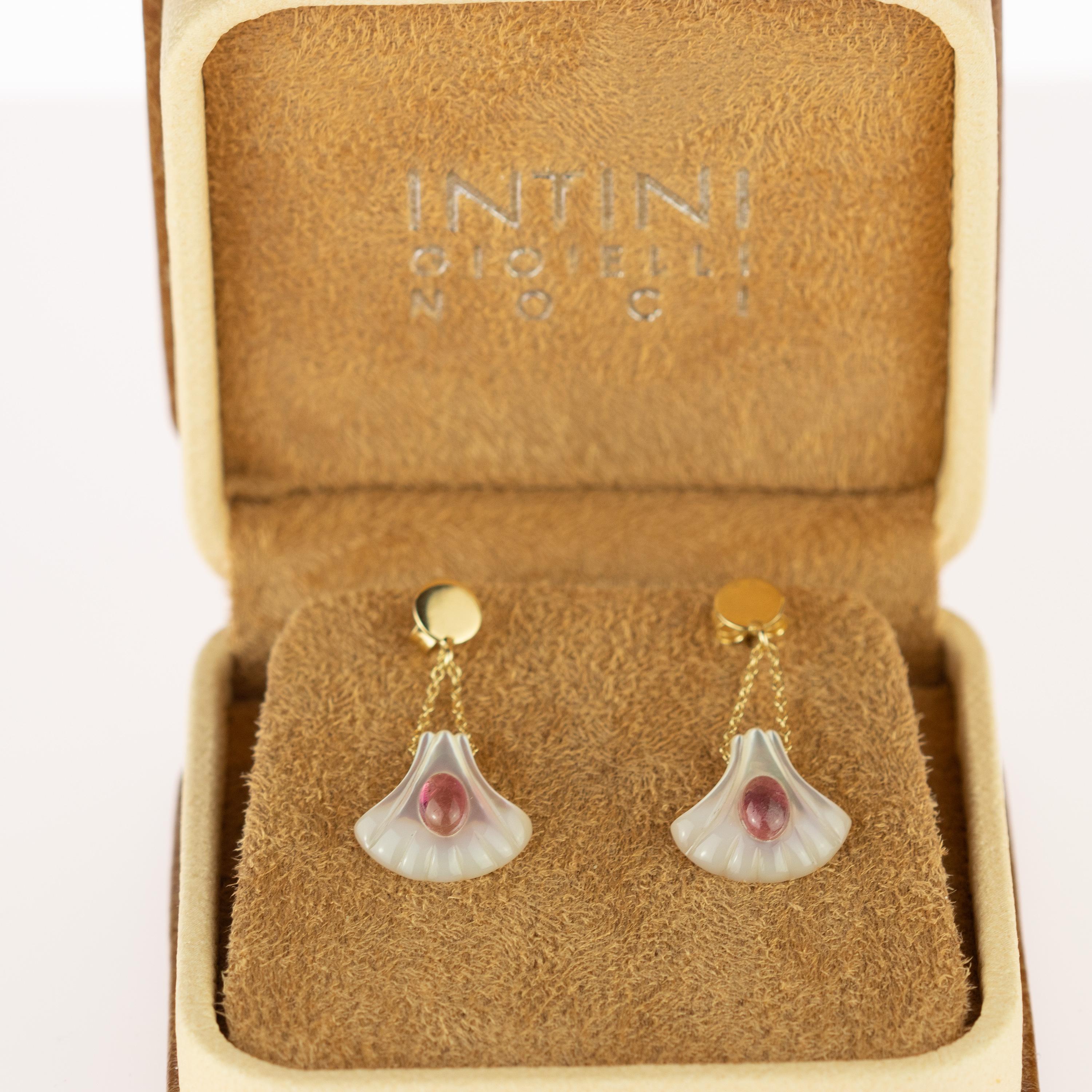 Mother Pearl Carved Shell Pink Tourmaline 18 Karat Gold Drop Cocktail Earrings In New Condition For Sale In Milano, IT