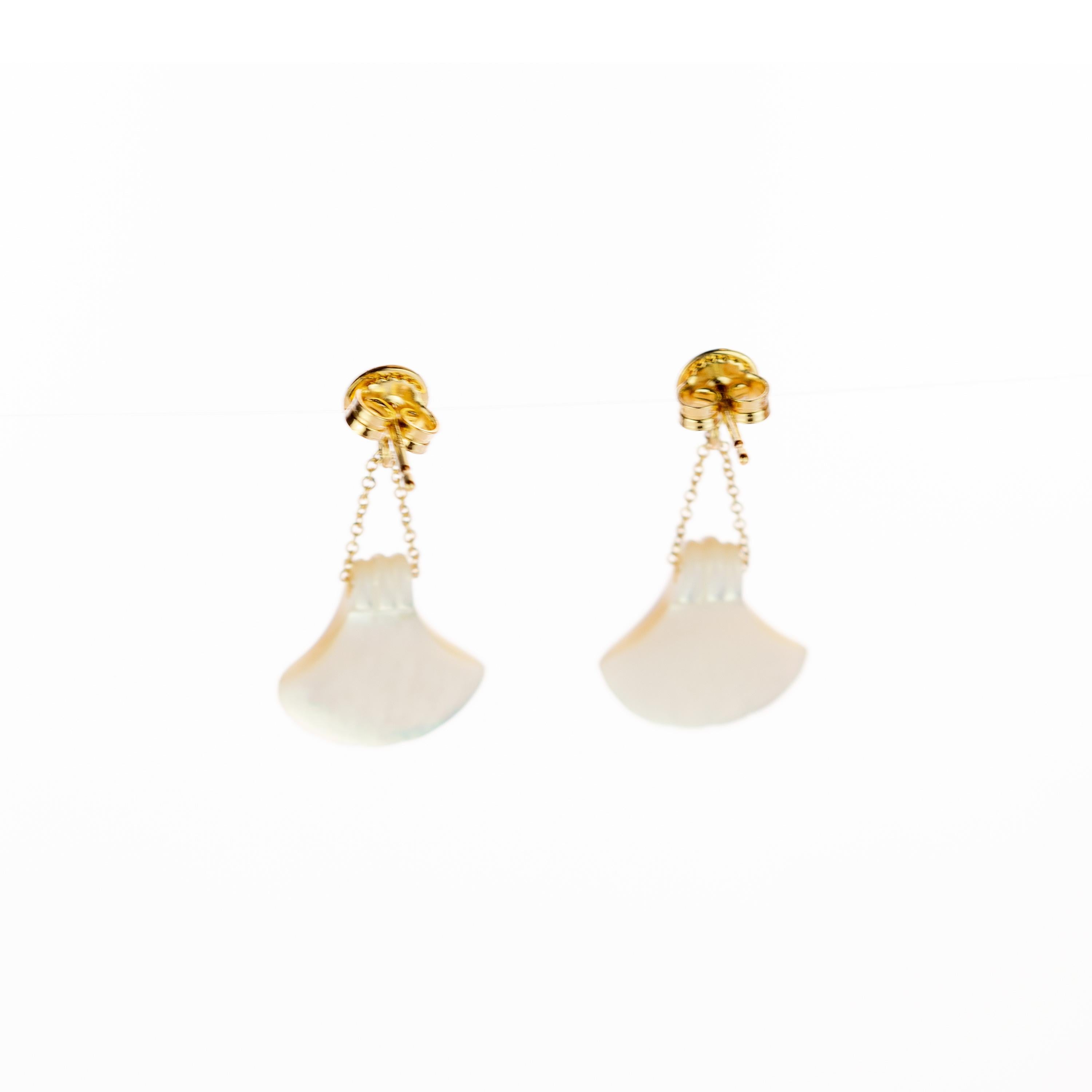 Pendientes de cóctel con gota de turmalina rosa de oro de 18 quilates tallados en madreperla en venta 1