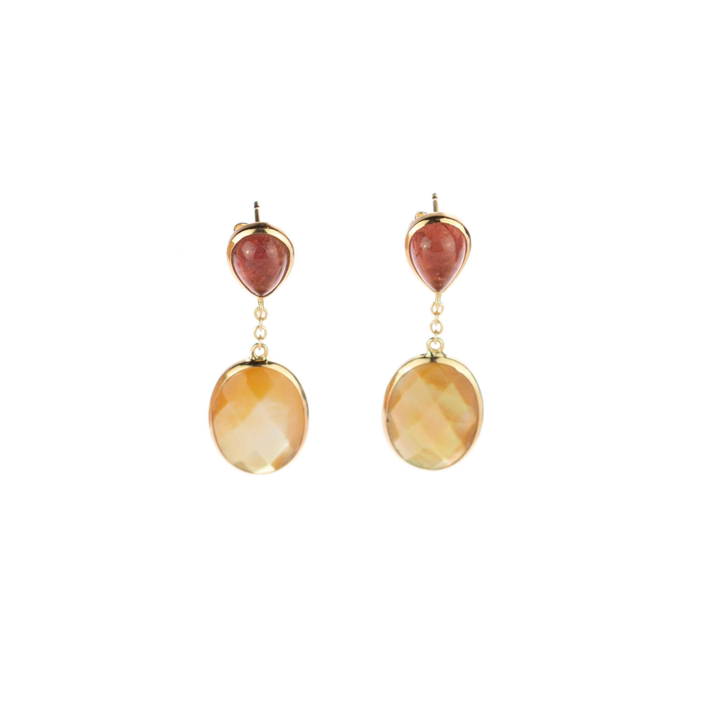 Glorious and impressive 12 carats mother of pearl and 6 carats tourmaline pineapple drop stud earring. Masterfully created by italians hands from 18 karat yellow gold. Each earring features a stunning oval 3D-shaped natural pearly pulish stone and a