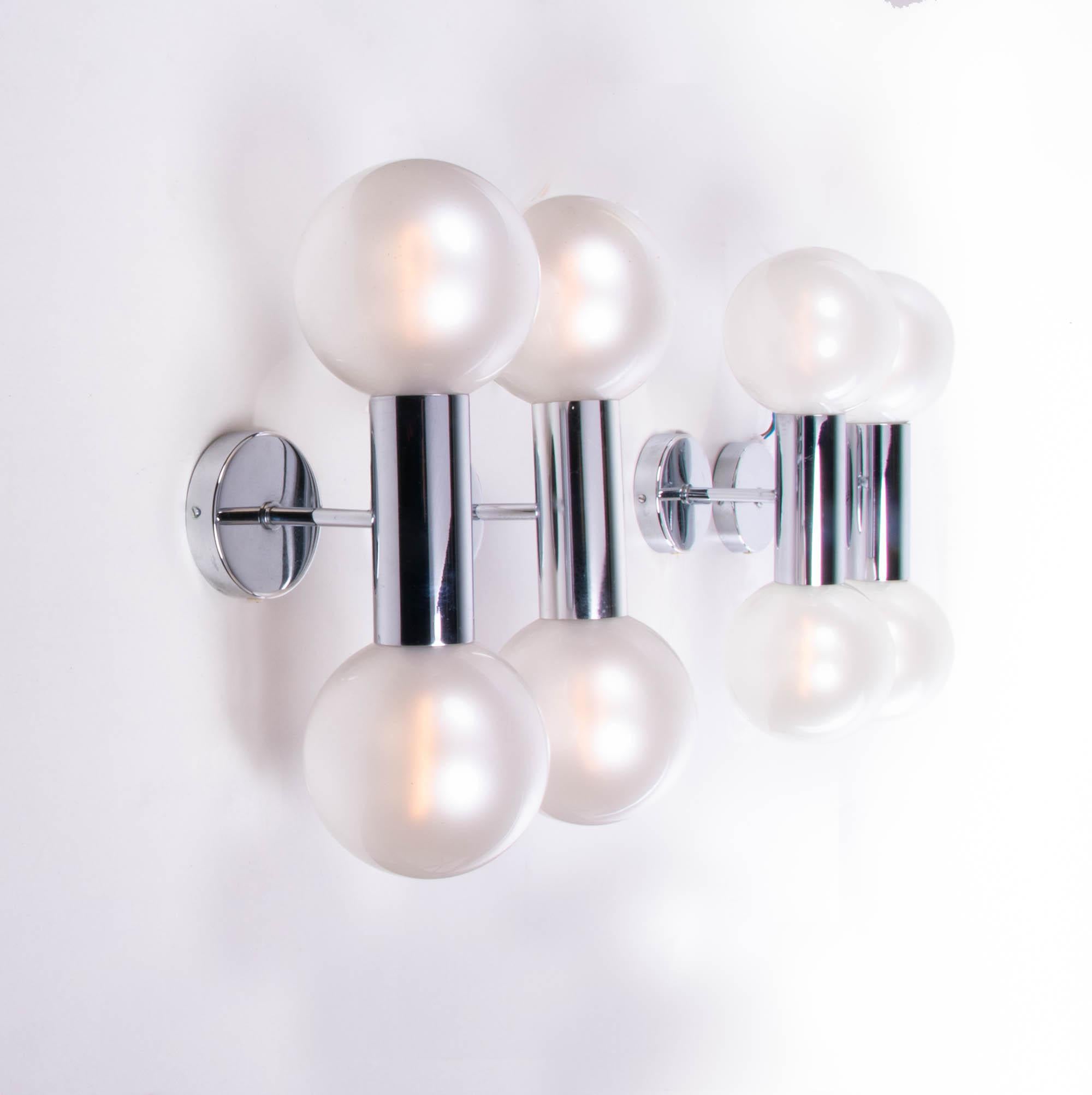 Elegantes Paar Sputnik-Wandleuchter mit mundgeblasenen, perlmuttartig schimmernden Glaskugeln, die auf einen verchromten Sockel geschraubt sind. Entworfen von der IF-prämierten Designerin Motoko Ishii für Staff Lighting, Deutschland, 1970er Jahre.