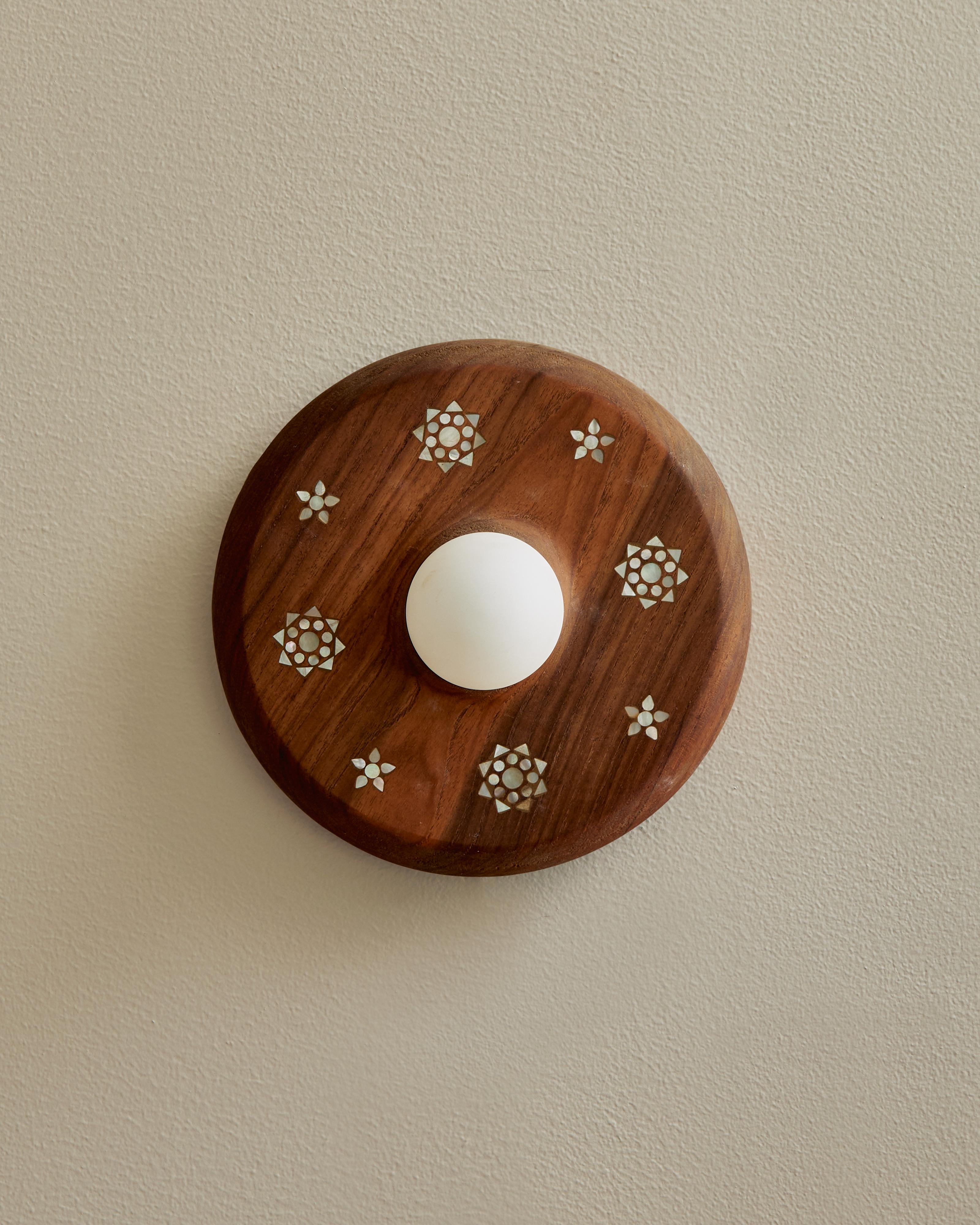 Madre - Aplique de pared con incrustaciones de teca y nácar by Evam Estilo internacional en venta