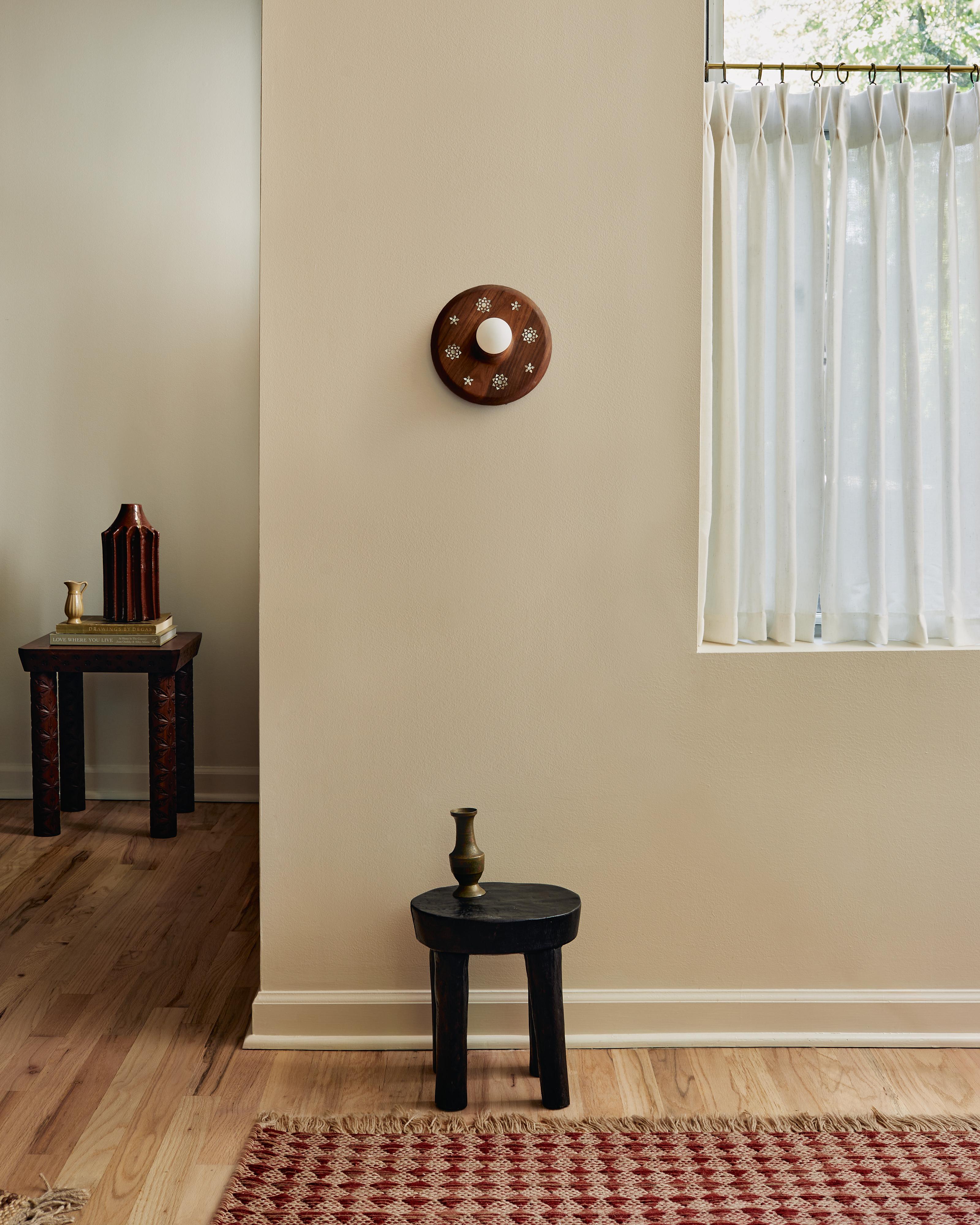 Indien Mother - Applique murale en teck et incrustation de nacre par Evam en vente