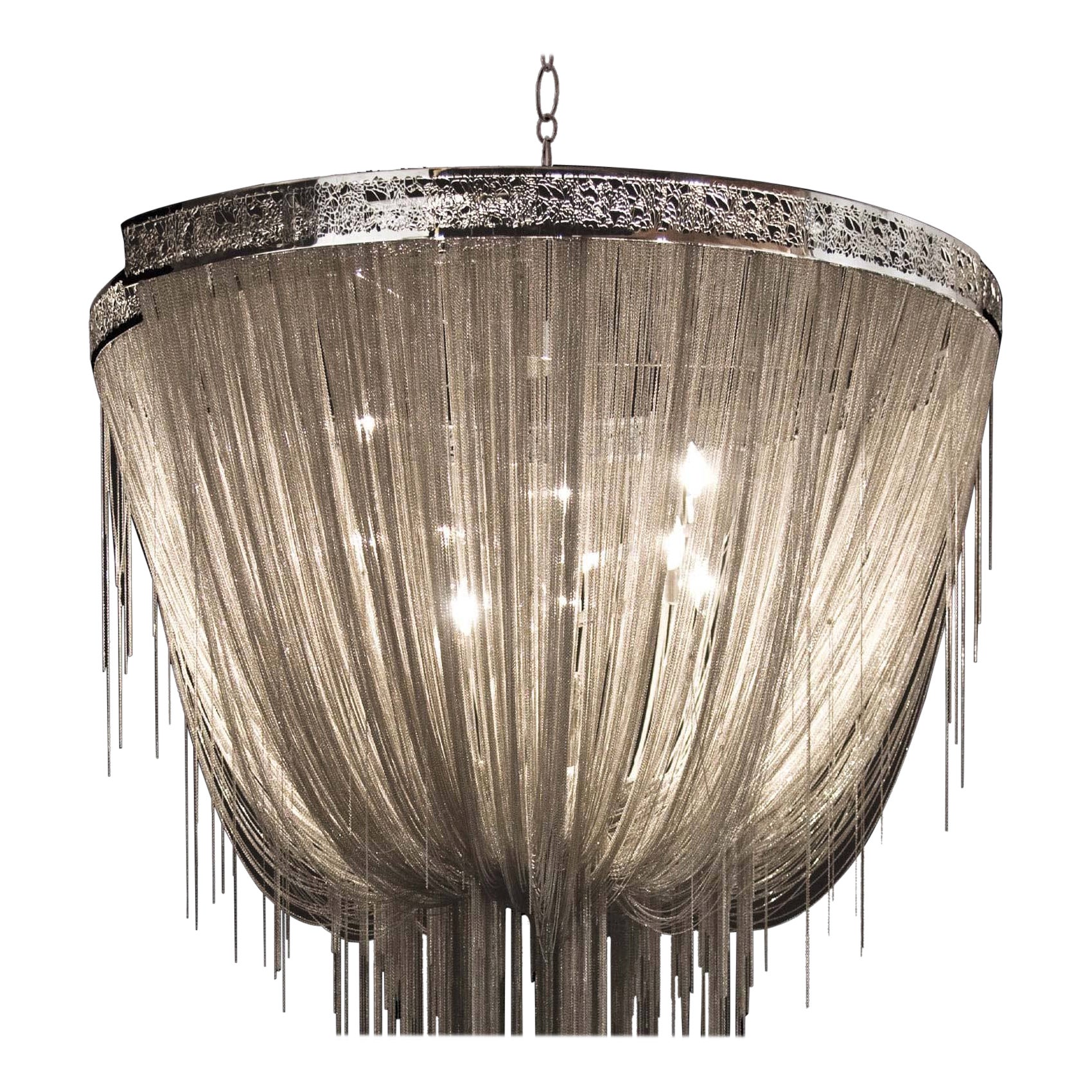 Progettato all'insegna dell'eleganza, il lampadario Mother di Barlas Baylar emette una luce scintillante che crea una vibrante fonte di illuminazione. Il suo ipnotico effetto organico è creato da circa 3 miglia di catene di qualità gioielliera,