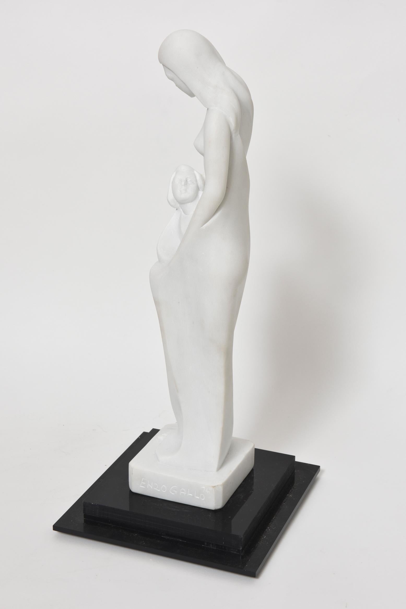 Marmor-Skulptur der Mutterschaft von Enzo Gallo, Mutter umarmt Kind (amerikanisch) im Angebot