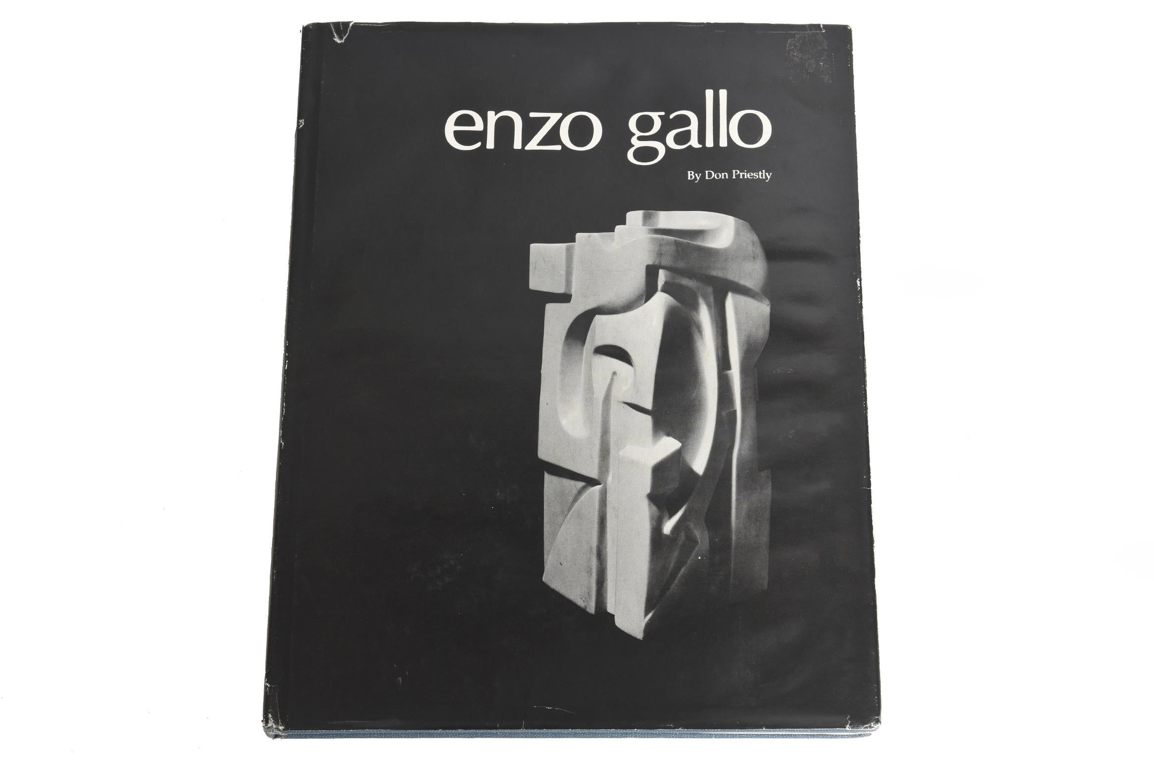 Marmor-Skulptur der Mutterschaft von Enzo Gallo, Mutter umarmt Kind im Angebot 3