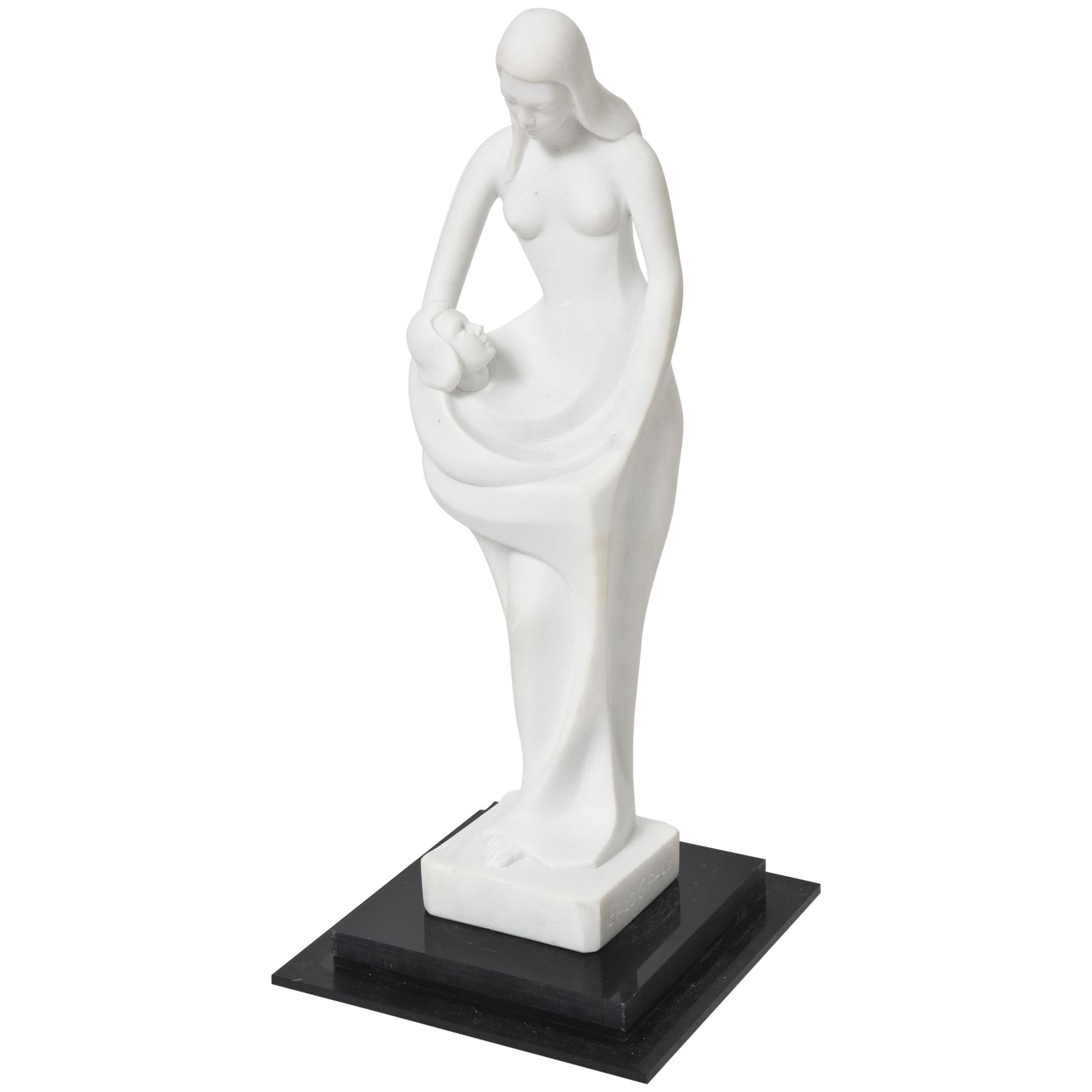 Marmor-Skulptur der Mutterschaft von Enzo Gallo, Mutter umarmt Kind