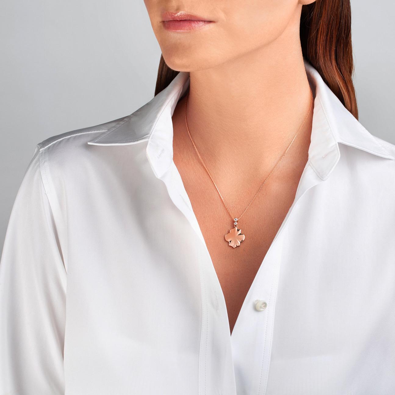 Ciondolo a goccia con diamante in oro rosa Motif 
Ti presentiamo la collana Regal Diamond in oro rosa, uno splendido modello della Collection'S. Realizzata interamente a mano in oro rosa 18 carati, questa collana riflette l'arte architettonica