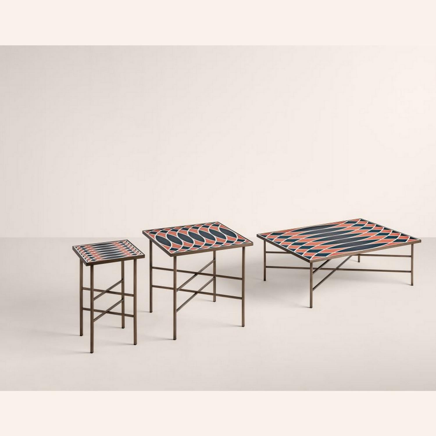 XXIe siècle et contemporain Table d'appoint à motifs conçue par Analogia Project, fabriquée en Italie en vente