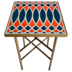 Table d'appoint à motifs conçue par Analogia Project, fabriquée en Italie