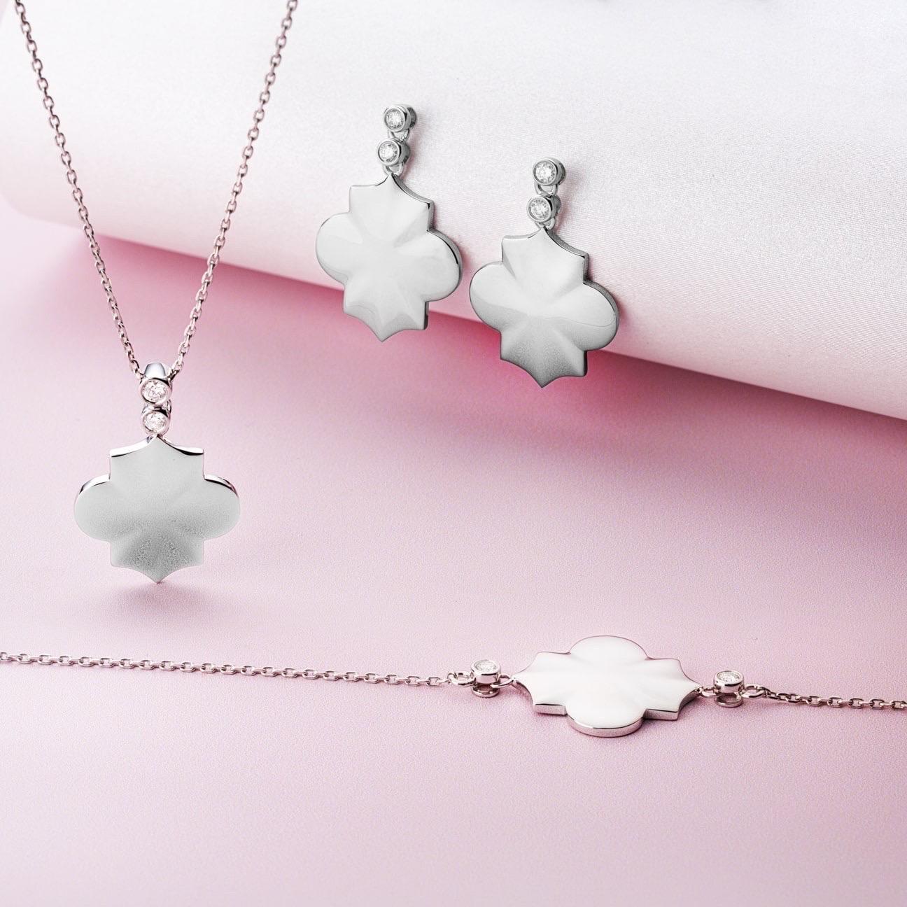 Collana Motif in oro bianco con ciondolo e diamante bianco 
Ti presentiamo la collana Regal Diamond in oro bianco, un raffinato capolavoro della Collection's. Realizzata a mano in lussuoso oro bianco 18 carati, questa collana incarna la bellezza