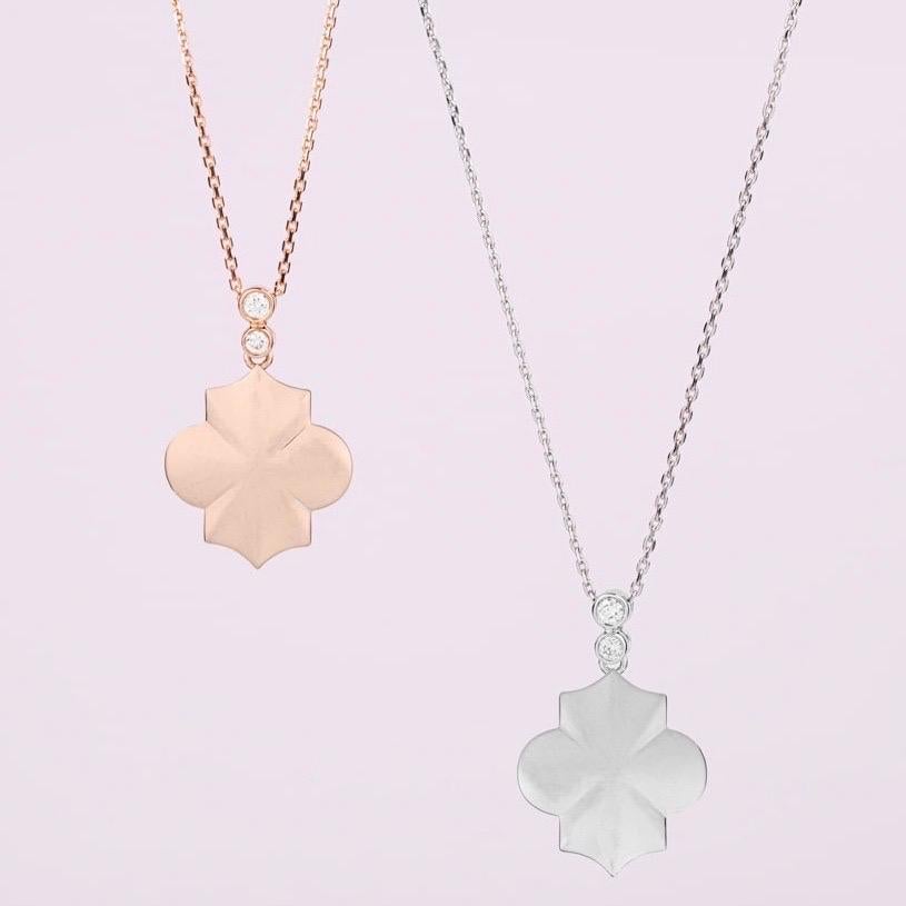 Art Déco Collana Motif in oro bianco con ciondolo e diamante bianco in vendita