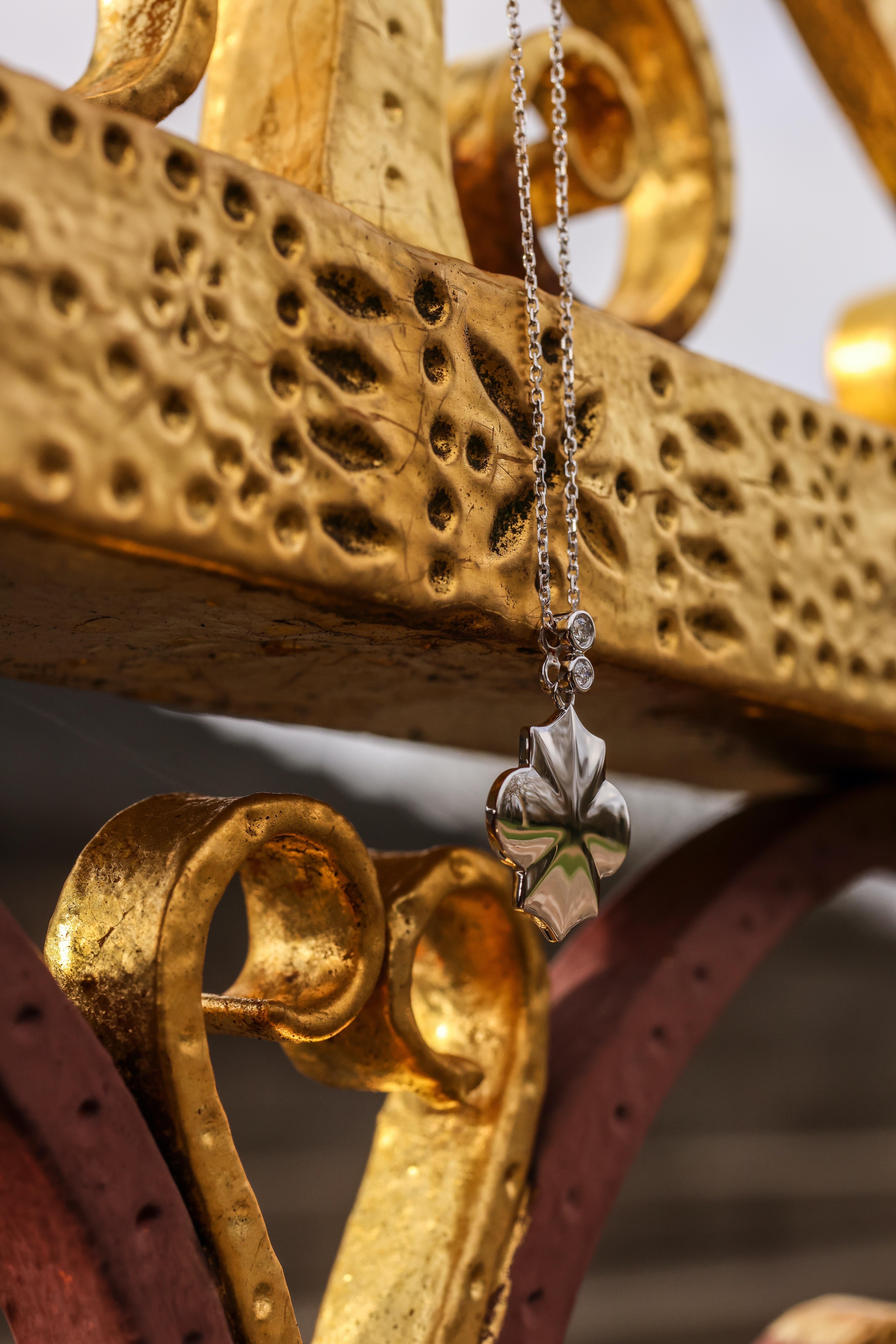 Taglio rotondo Collana Motif in oro bianco con ciondolo e diamante bianco in vendita