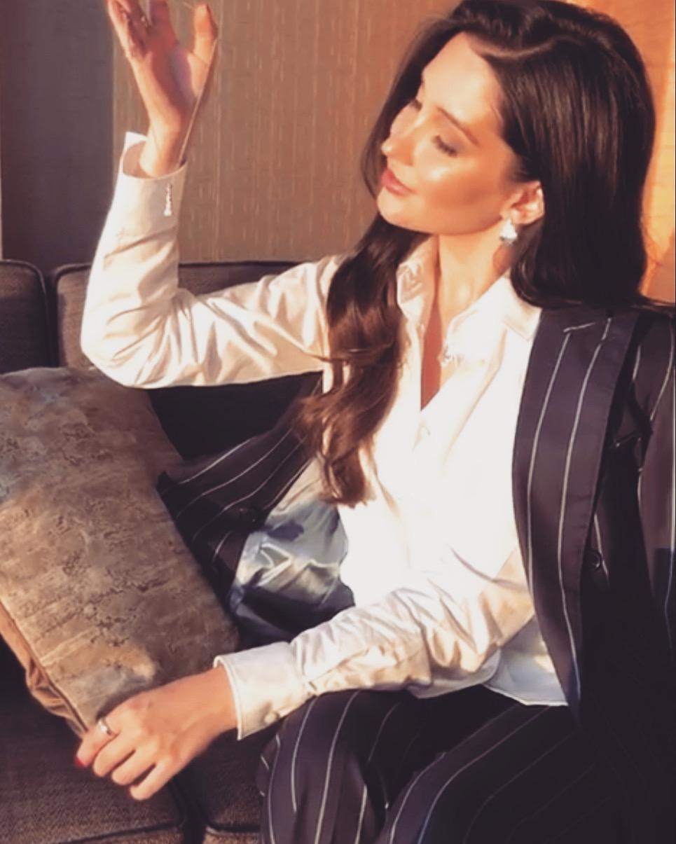 Donna Collana Motif in oro bianco con ciondolo e diamante bianco in vendita