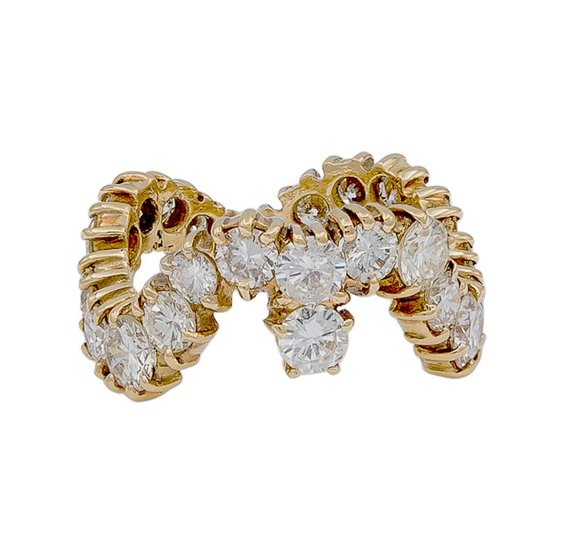 Ein mehrdimensionaler gewellter Diamantring. Dieser kunstvoll unregelmäßig geformte Ring enthält 25 runde Diamanten im Brillantschliff mit einem Gewicht von etwa 3 Karat. Das Design ist fließend und elegant zugleich. 

Ein sehr interessanter