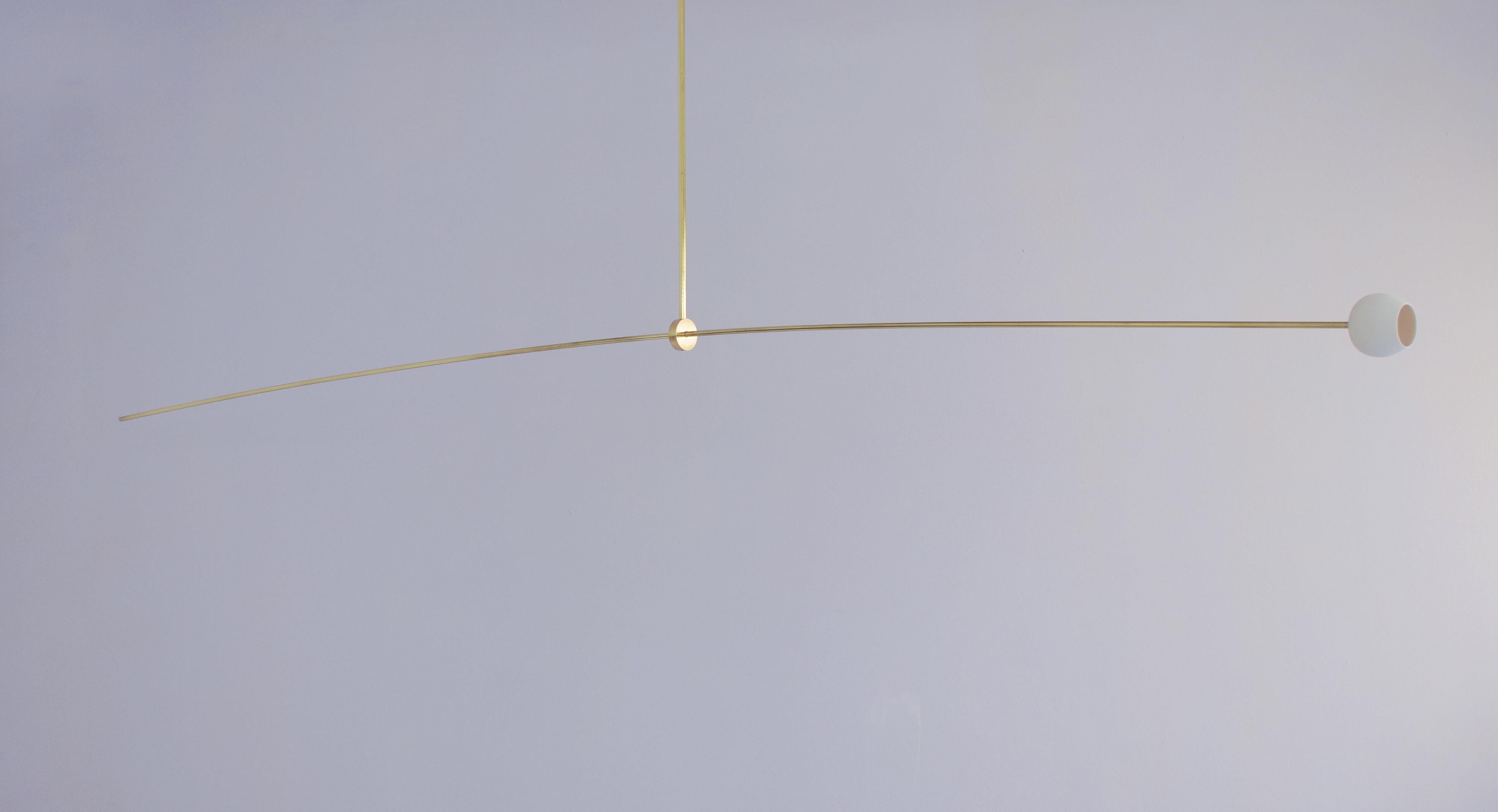 Lampe suspendue Motion I de Periclis Frementitis
Matériaux : laiton, porcelaine, ampoule LED G4.
Dimensions : L 150 x H 80 x D 10cm
En raison de la nature artisanale de ce produit, les dimensions peuvent varier de 10 % à des fins