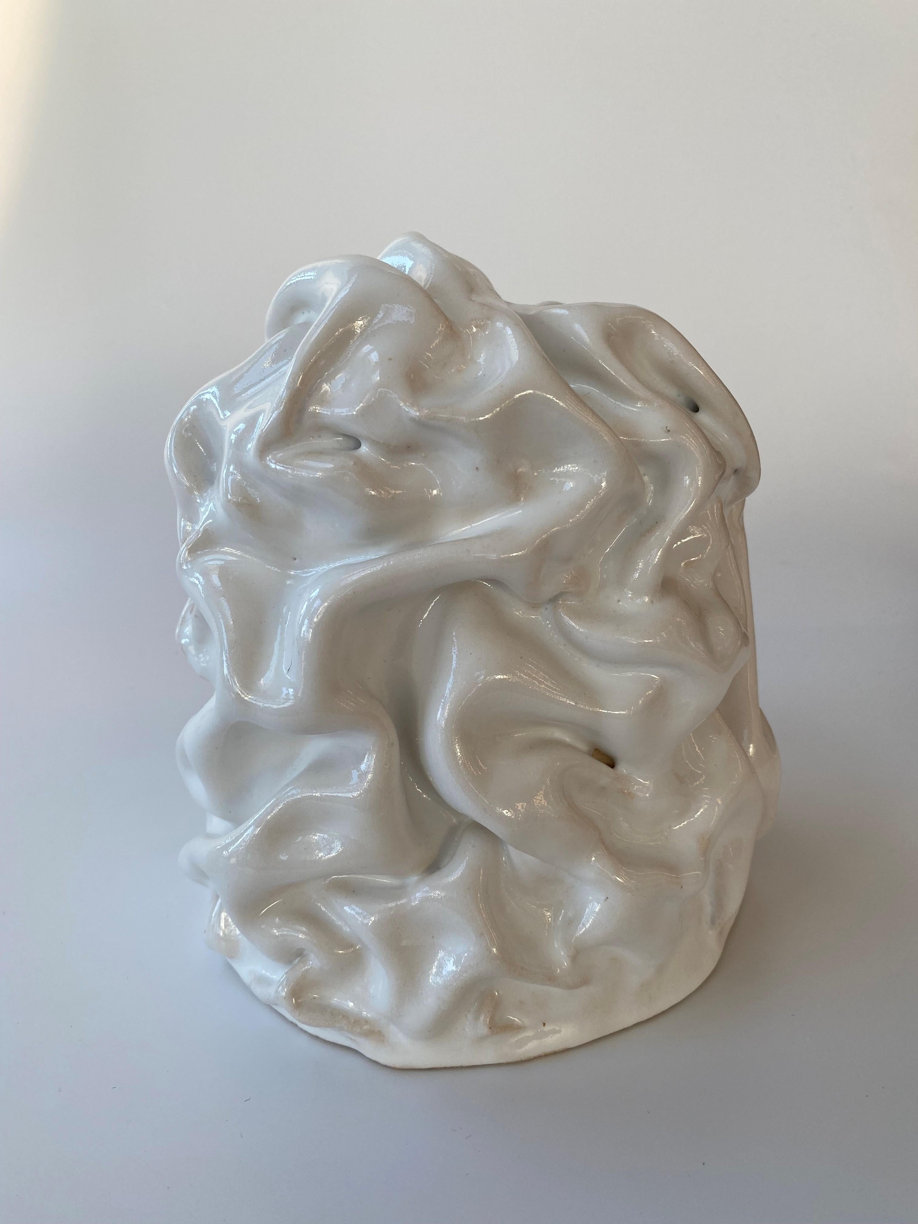 Scultura in movimento I di Sophie Rogers
Dimensioni: L. 17 x H. 21 cm
Materiali: ceramica, smalto
Sono disponibili altri colori di smalto.

Un gioco di parole con la conclusione finale sentita del Material Clay, questa è una scultura calda e