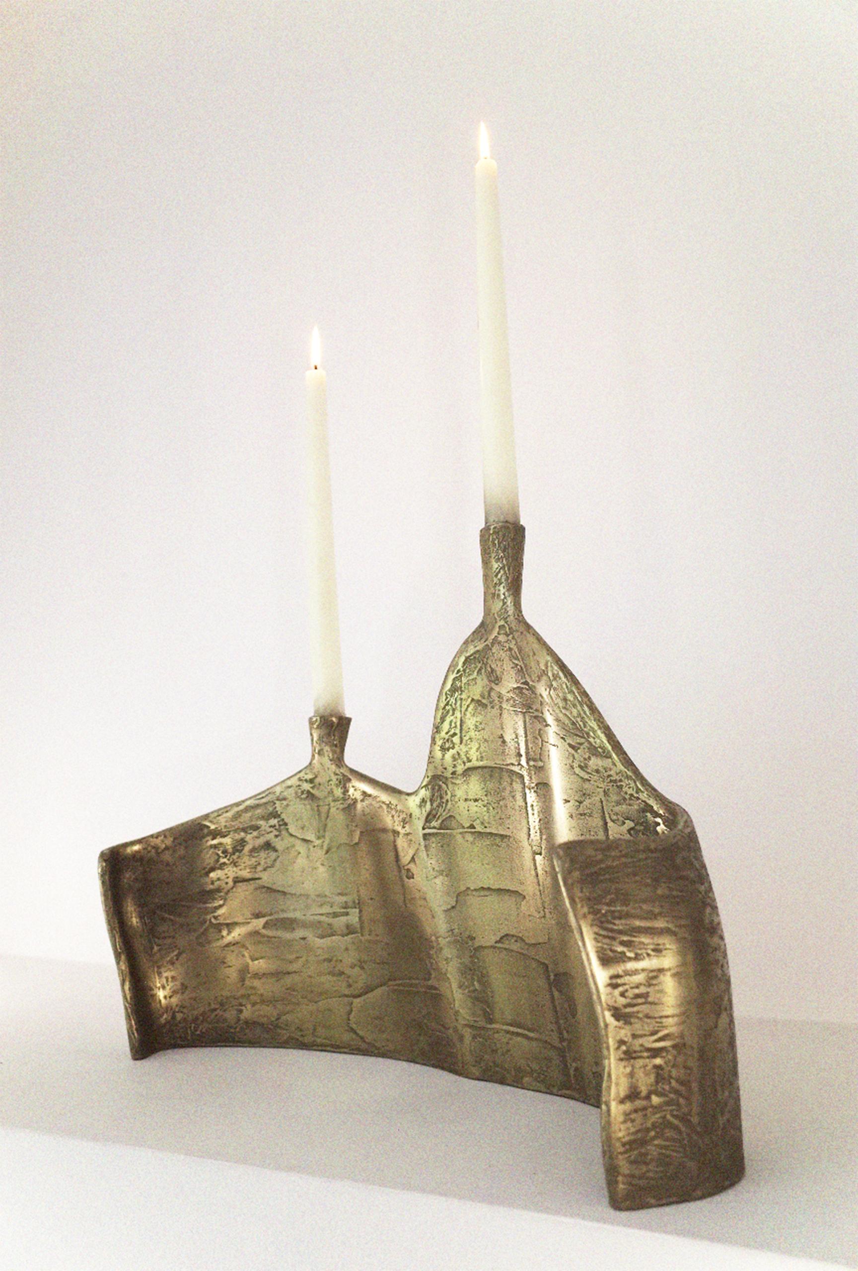 Candelabro doble de luz inmóvil en resina de latón by Atelier Ellery
Edición limitada de 8 piezas.
Dimensiones: P 12 x An 35 x Al 42 cm.
Materiales: Resina de latón.

Disponible en distintos acabados y materiales. Los precios pueden variar. Póngase
