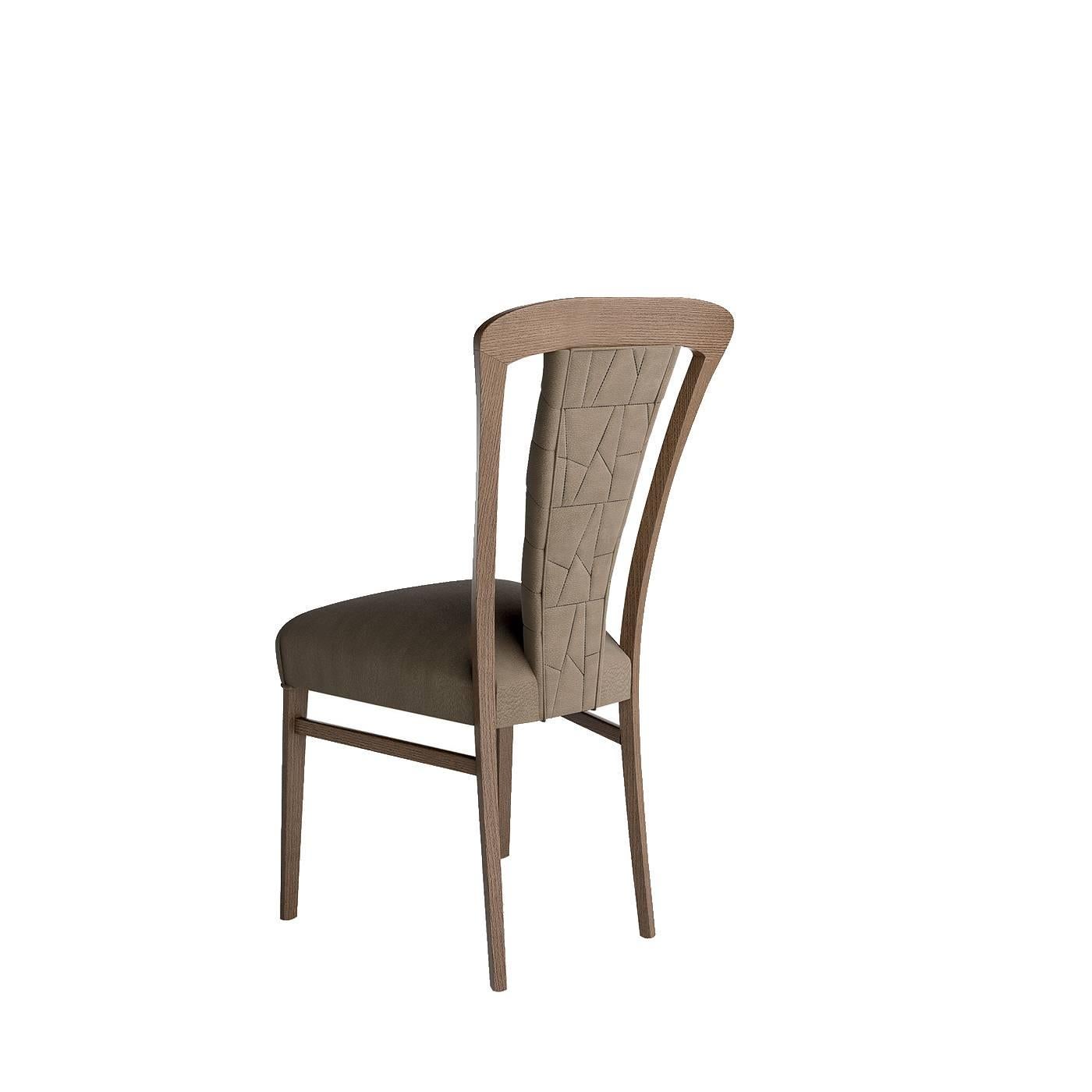 This cushioned chair will be a striking and comfortable addition to a dining room, to be combined with the tables from the Motivi collection, but also used as an accent chair in a living room or foyer. The wood structure is finished in a smoky,