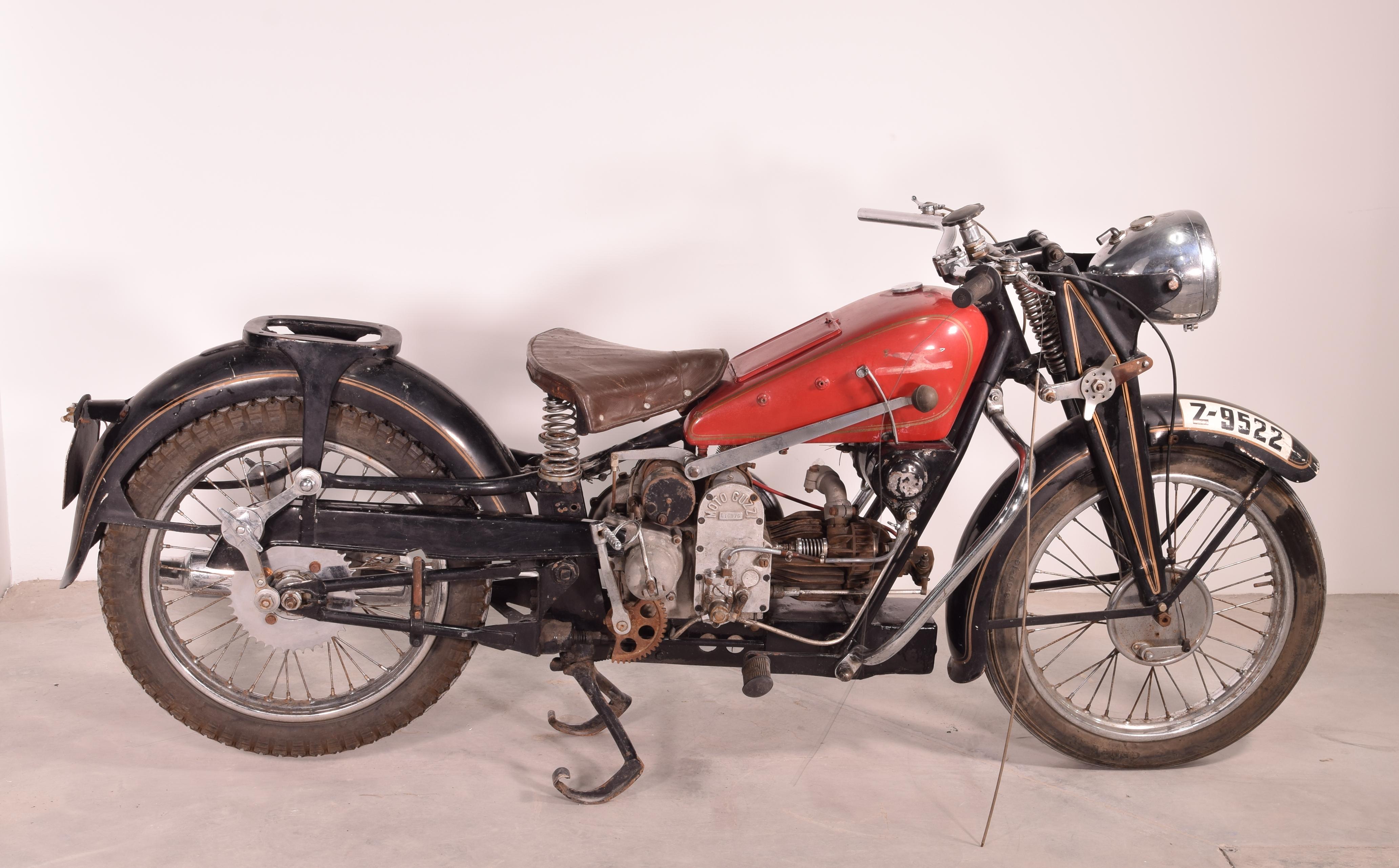 Moto GUZZI, forse Gran Turismo GT16, 500 498cc, circa 1930. 
Non è stata conservata alcuna documentazione. 
Moto Guzzi (conosciuta anche come Guzzi in Italia) è il nome di una famosa e leggendaria casa motociclistica italiana fondata il 15 March