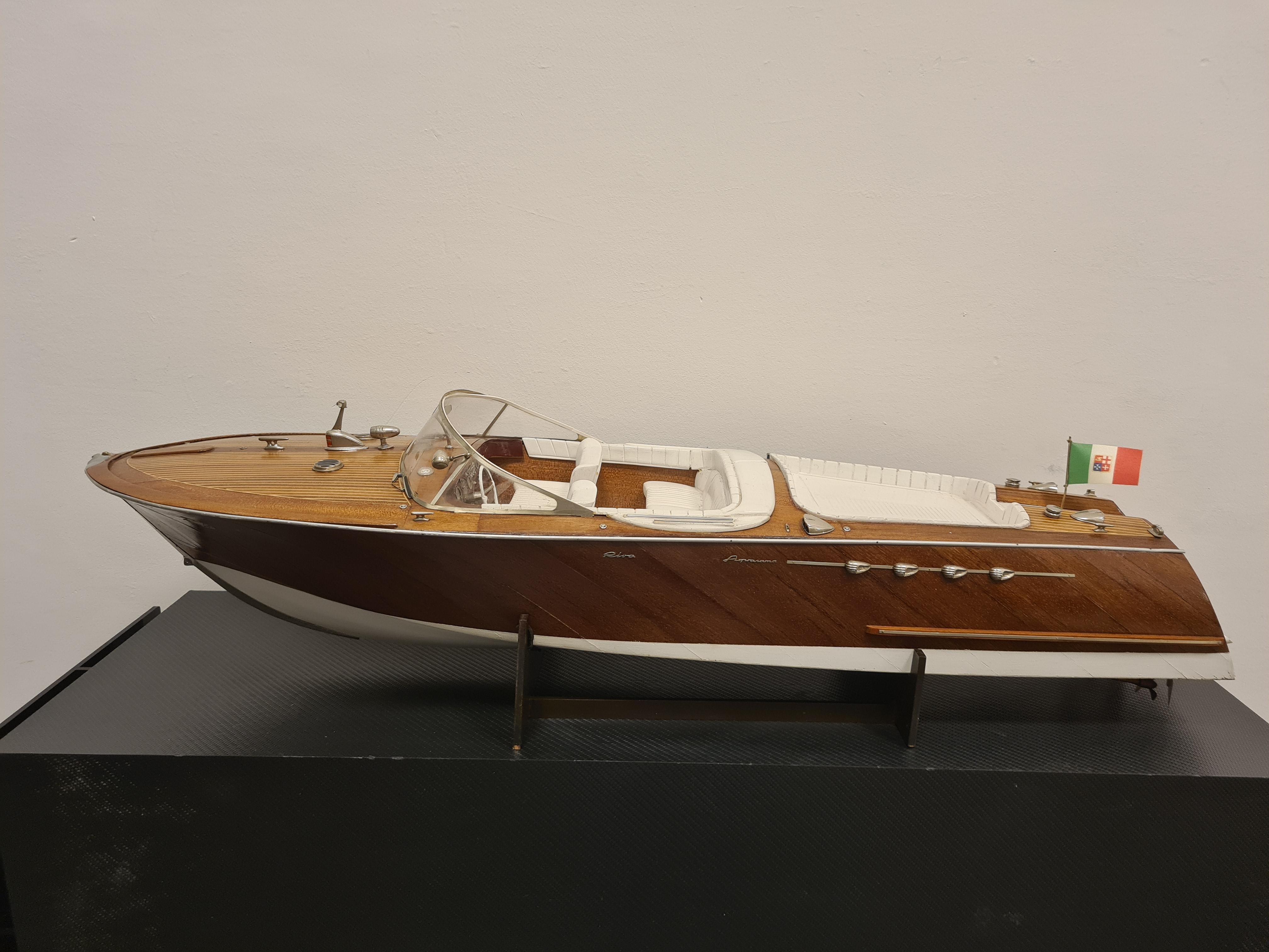 Scale model of the Riva Acquarama speedboat.

Detailed model of the iconic aquarama speedboat.

Made of fine materials such as mahogany and with chrome details.

This very faithful model is ideal for collectors or to decorate your rooms with a