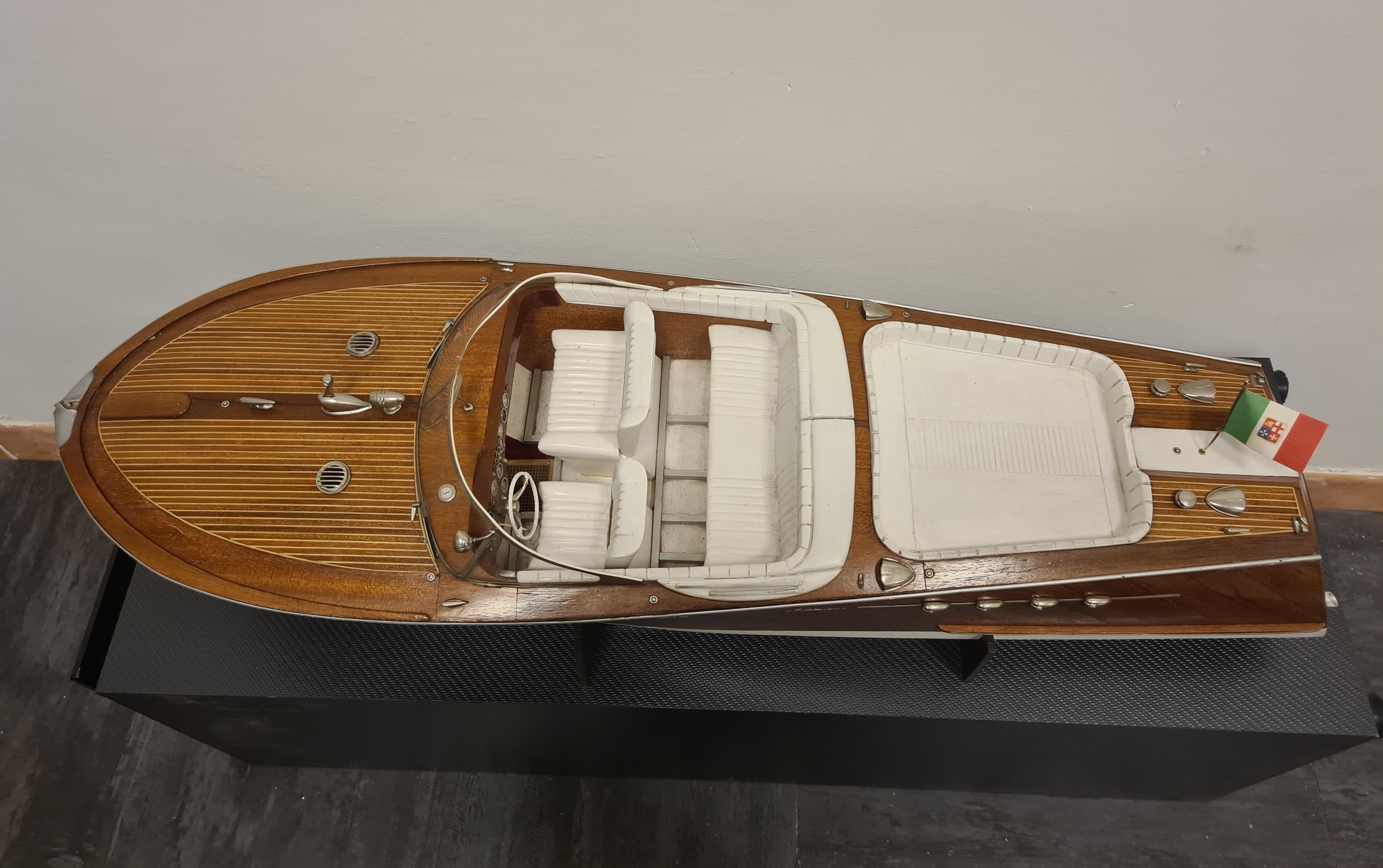 Motorboat Acquarama Riva in scale In Good Condition For Sale In Torino, IT