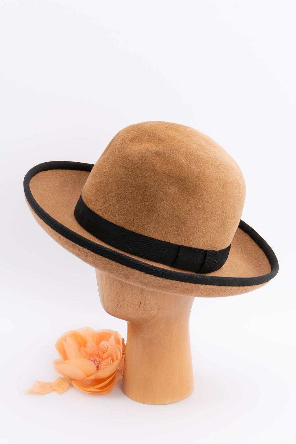MOTSCH Brauner Hut mit schwarzem Stoffbesatz im Angebot 6