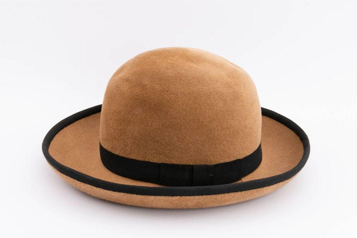 Motsch - Shiny felt hat trimmed with black fabric.

Additional information: 
Dimensions: Circumference: 54 cm (21.25