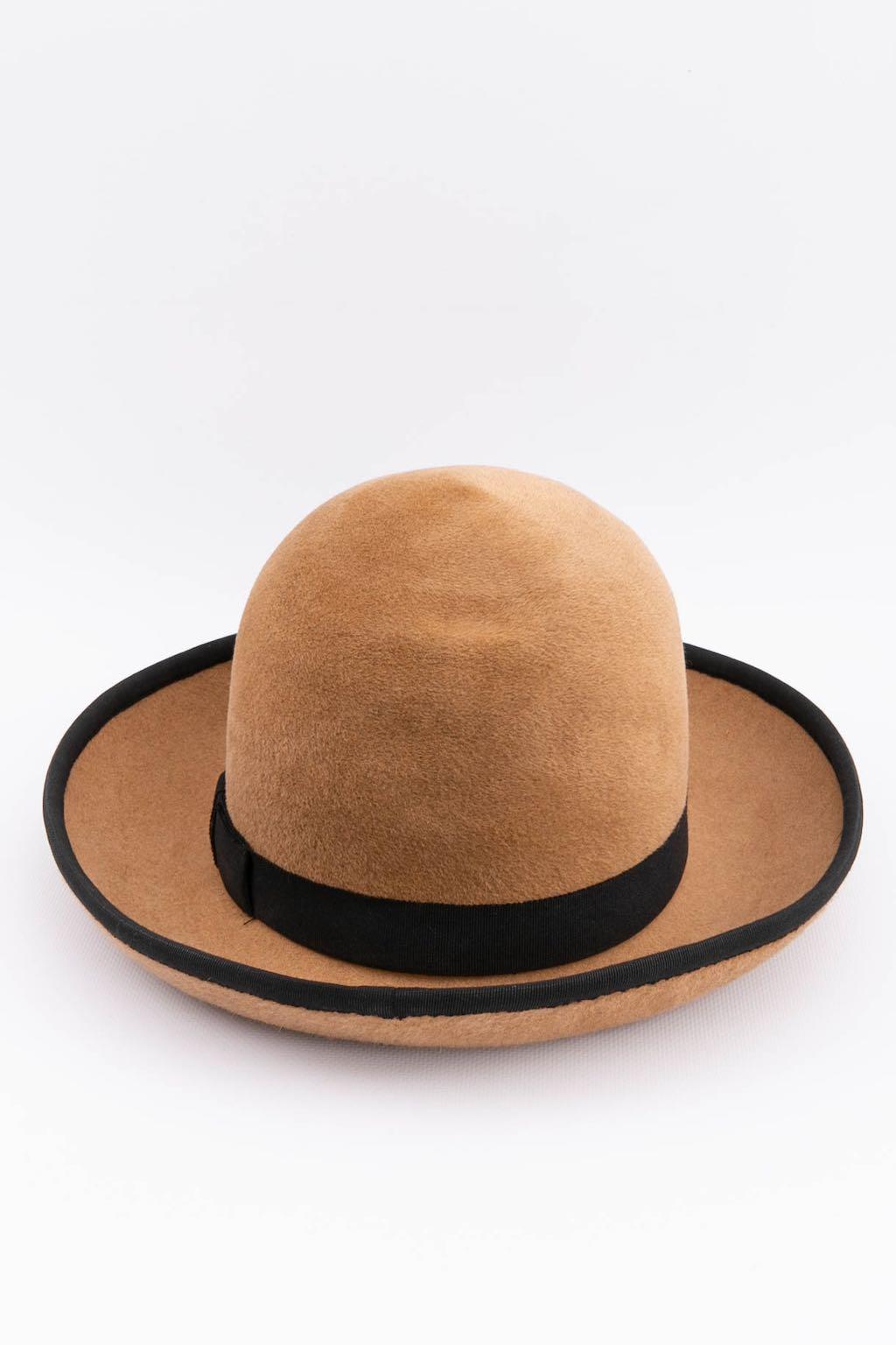 Motsch Brown Hat Trimmed with Black Fabric In Good Condition For Sale In SAINT-OUEN-SUR-SEINE, FR