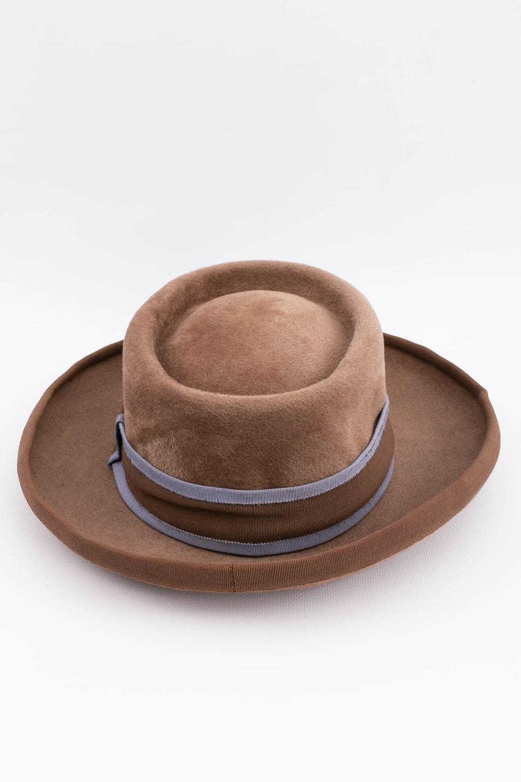 Motsch Brown Shiny Felt Hat In Good Condition For Sale In SAINT-OUEN-SUR-SEINE, FR