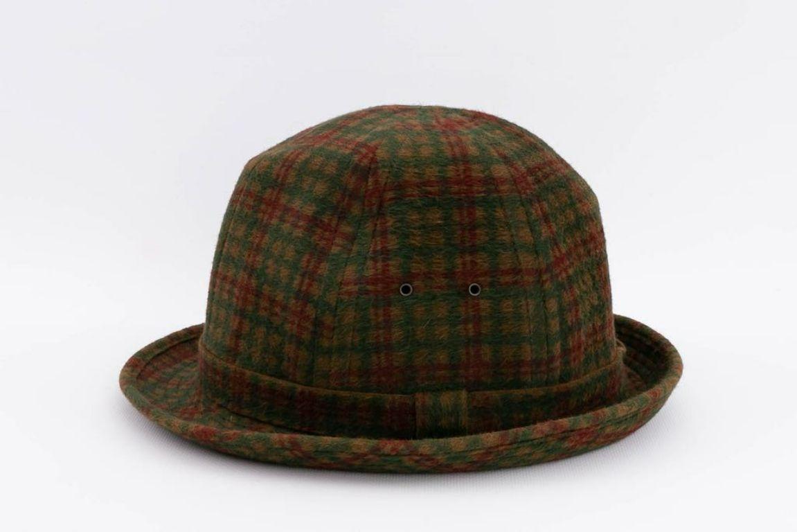 Motsch -Khaki green hat with red and dark green grid pattern. Size 58.

Additional information: 
Dimensions: Circumference: 56.5 cm (22.24
