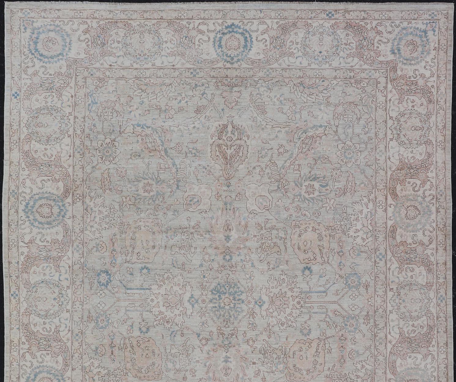 Mesures : 9'3 x 13'7 

Motshan Kashan Design/One en Soft Tan, Taupe, Light Blue et Ivory 9'3 x 13'7
Keivan Woven Arts. tapis /AWR-1014 / début du 21e siècle, Motshan Kashan Design. 

Un tapis présentant un design Kashan alllover, tissé dans une